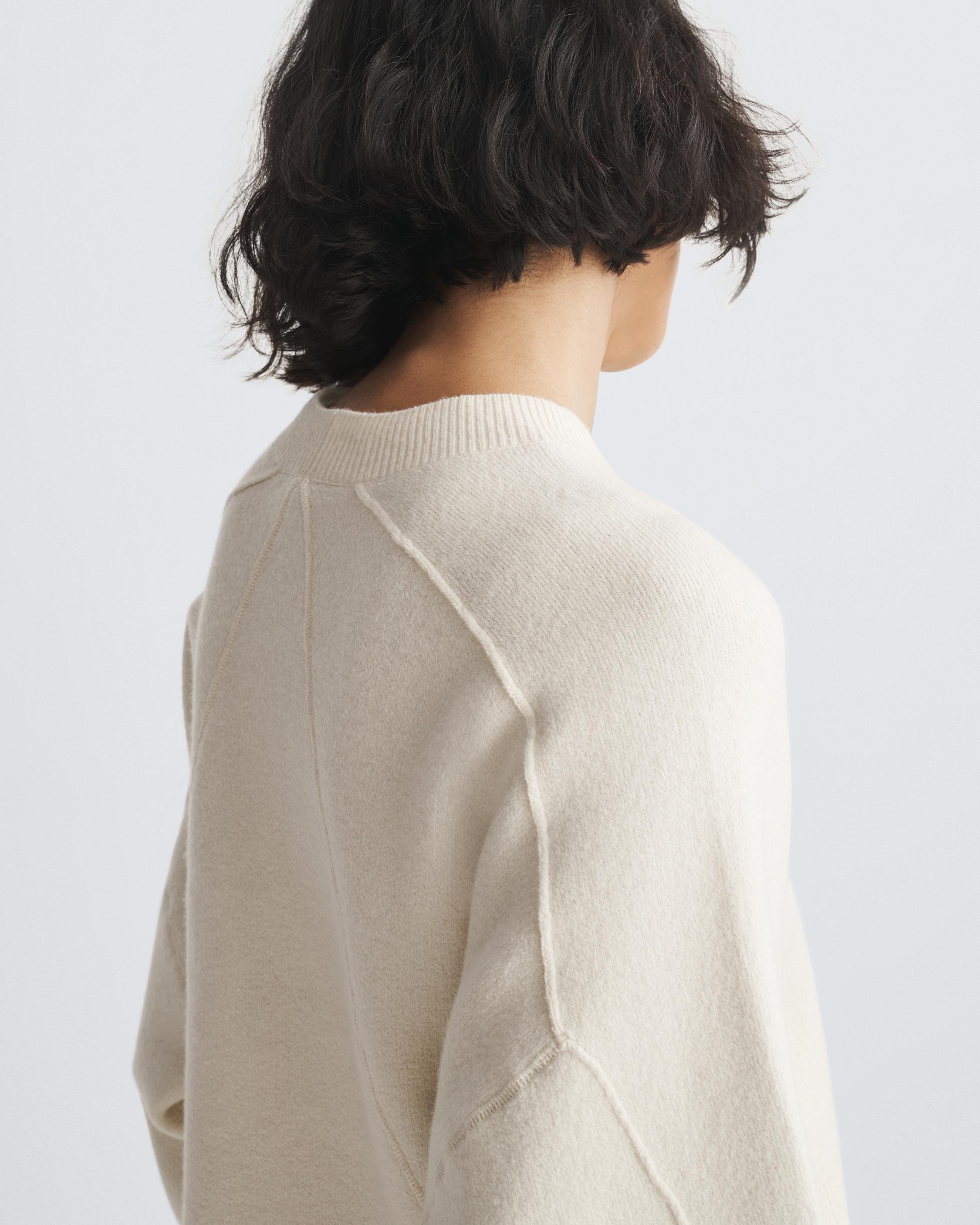 Bridget Wool Crew
Oversized Fit - 6