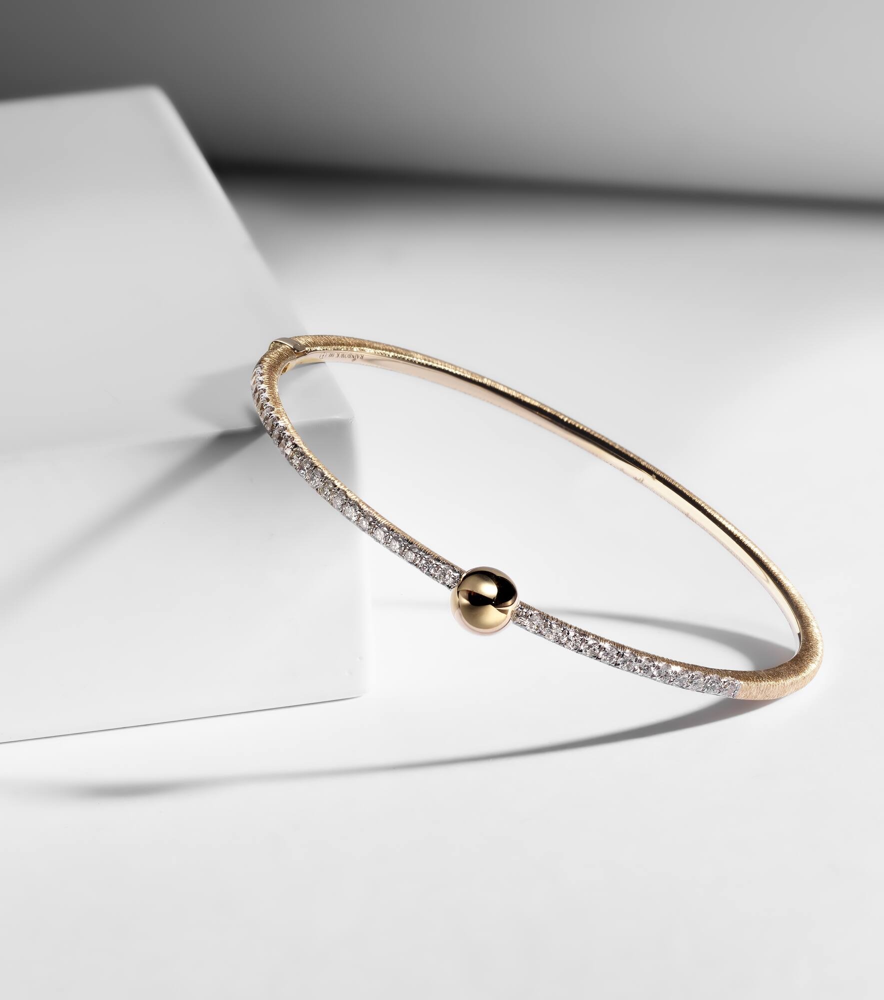 Ball 14kt gold bangle with diamonds - 4