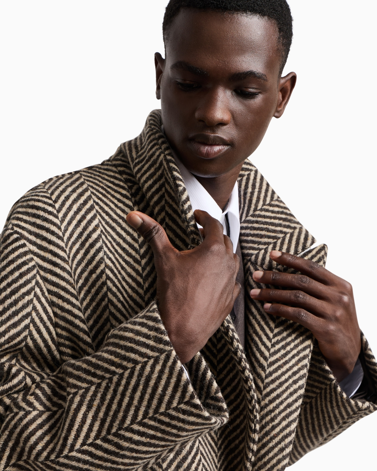 SINGLE-BREASTED COAT IN A CHEVRON WOOL TWEED - 5