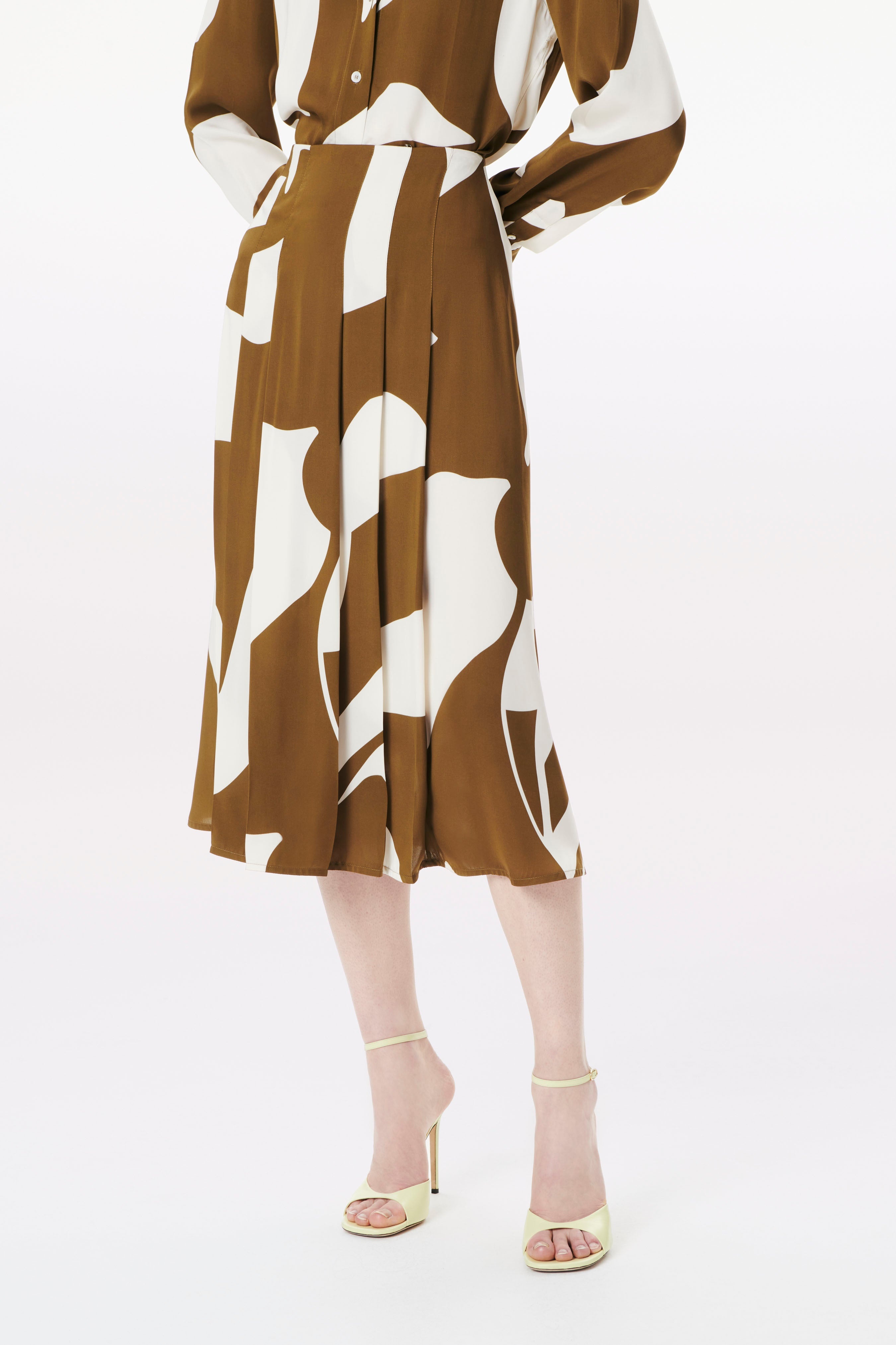 Patch Pocket Pleated Skirt in Khaki-Cream - 4