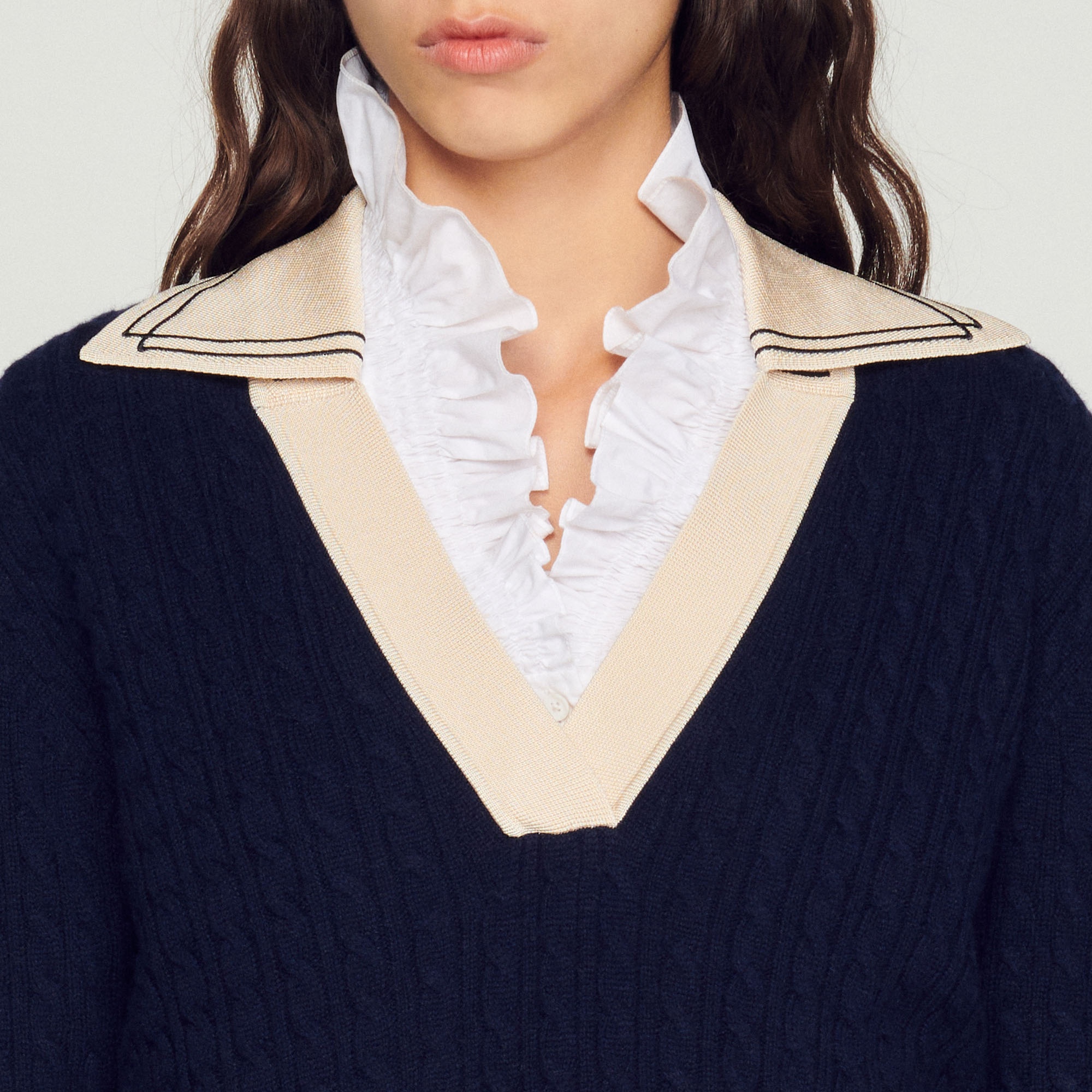 Cable knit sweater with low neckline - 3