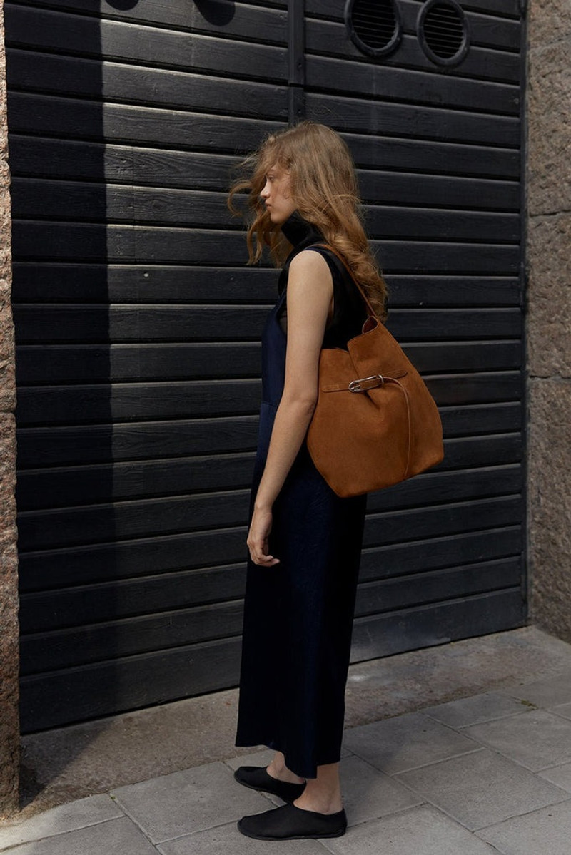 Liffner BELTED BUCKET BAG LARGE CINNAMON SUEDE outlook