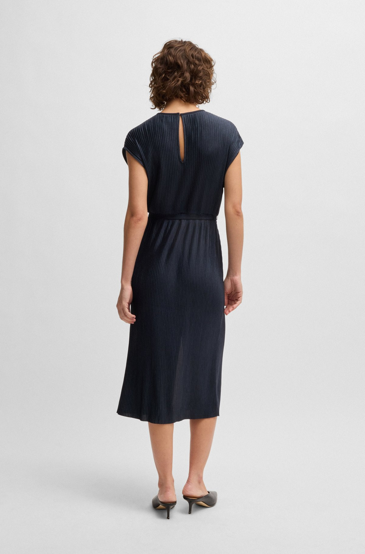 BELTED SLEEVELESS DRESS IN HIGH-SHINE PLISSÉ - 5
