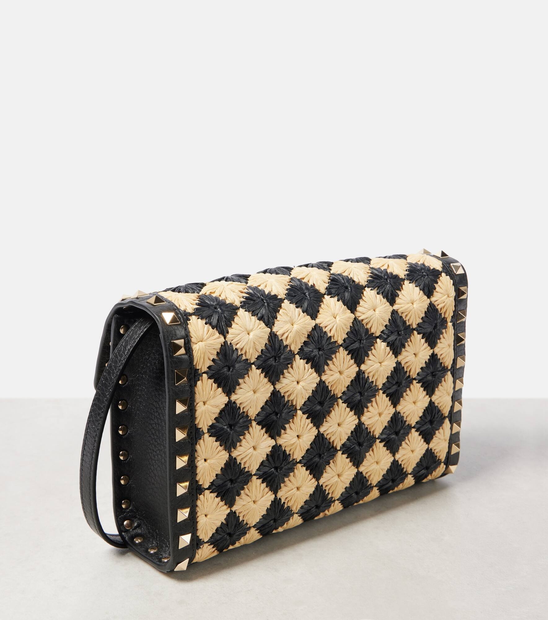 Rockstud Small raffia-effect shoulder bag - 4