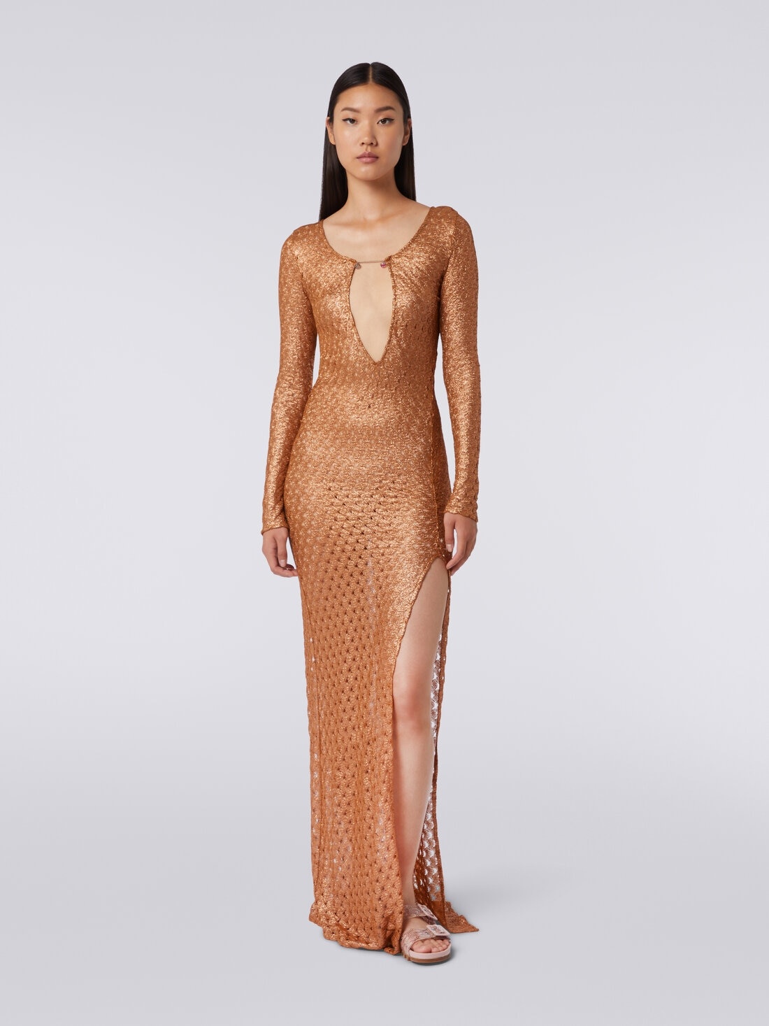 Long lace-effect dress with V neckline and appliqués - 2