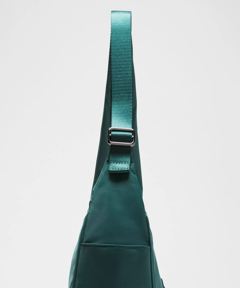 City Essentials Shoulder Bag 4L 4