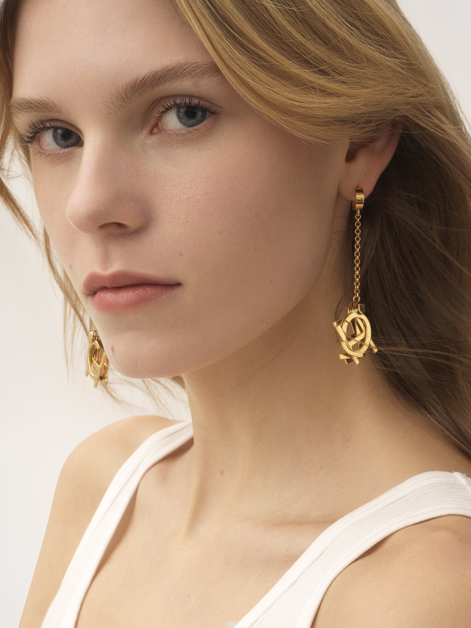 THE CHLOÉ LETTERS EARRINGS - 4