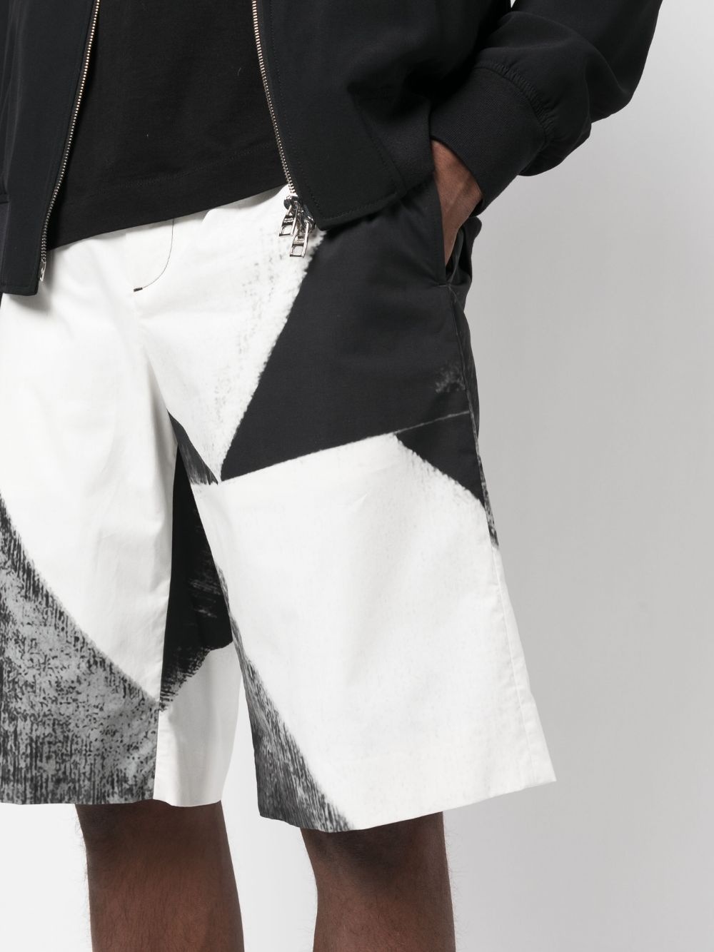 abstarct-print cotton Bermuda shorts - 5