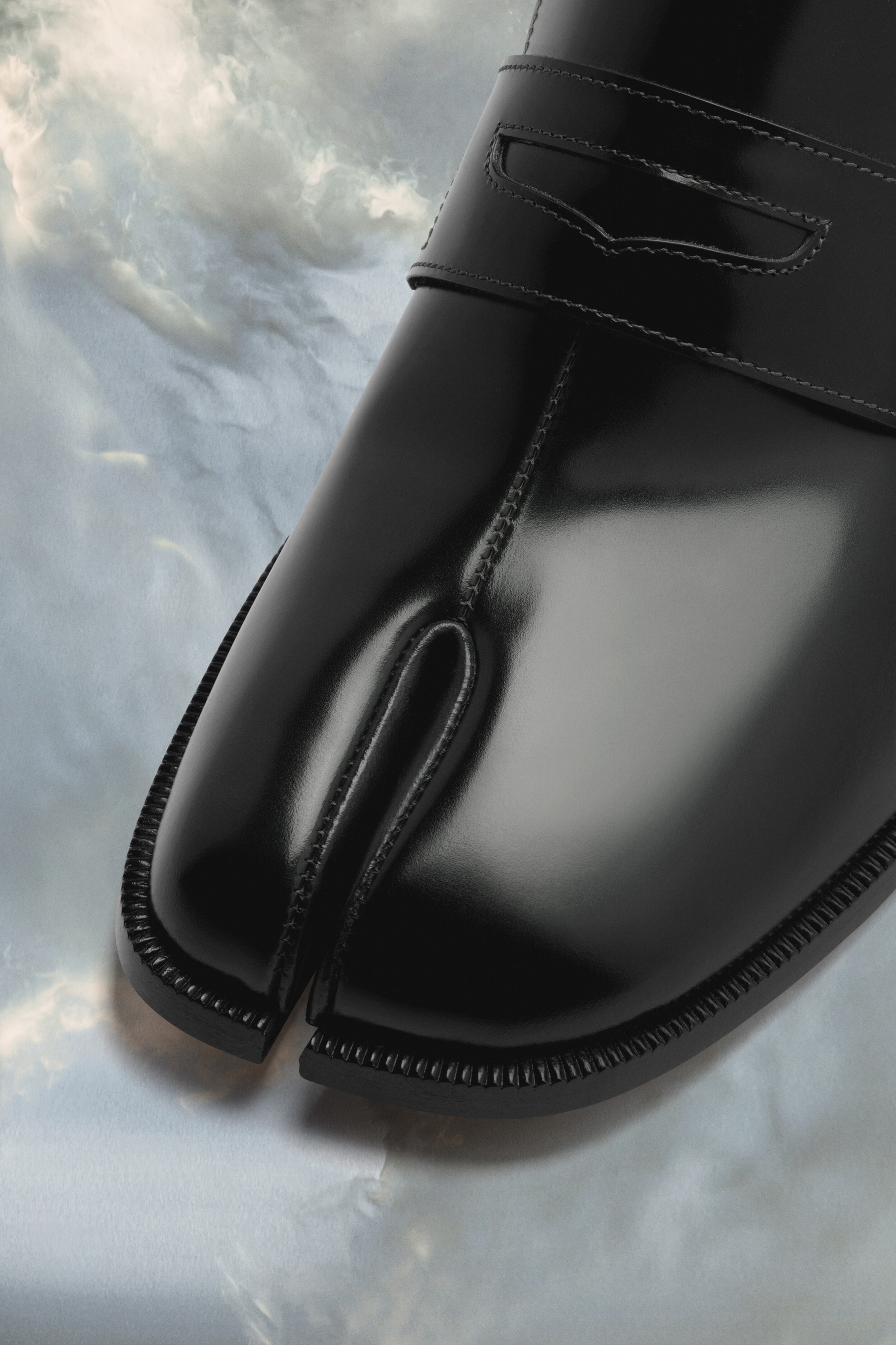 【関税&送料込】Maison Margiela Slip-On Tabi Maison Margiela Tabi Leather slip-on Shoes | Black | FARFETCH