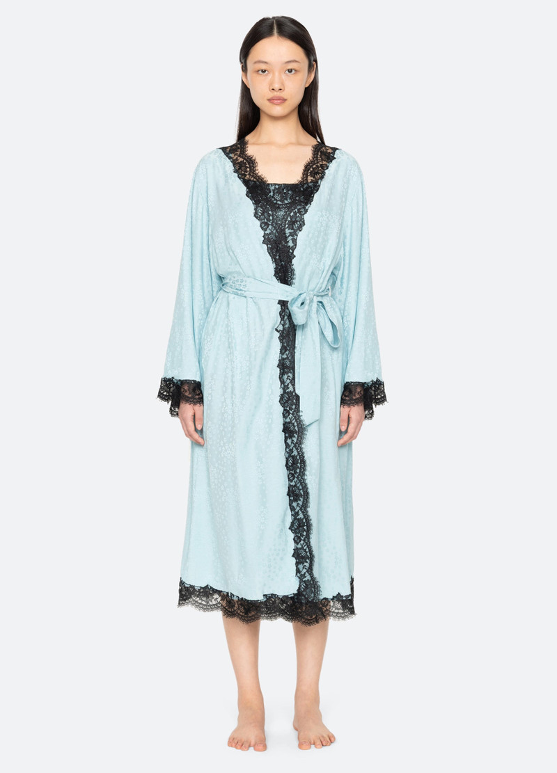 Lila Robe 3