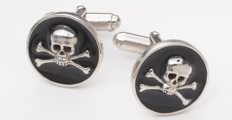 SKULL & CROSSBONES ONYX & SILVER FINISH CUFFLINKS 1
