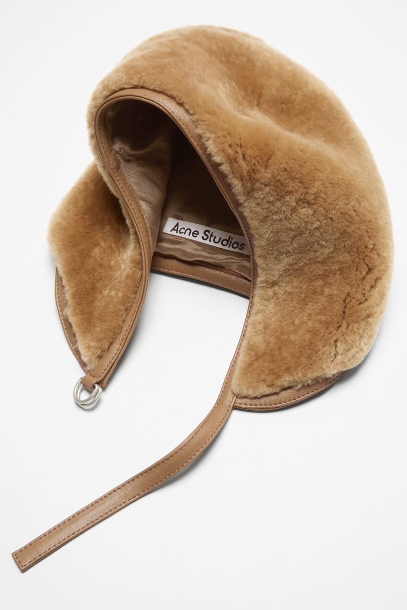 Acne Studios Shearling cap - Ginger brown outlook