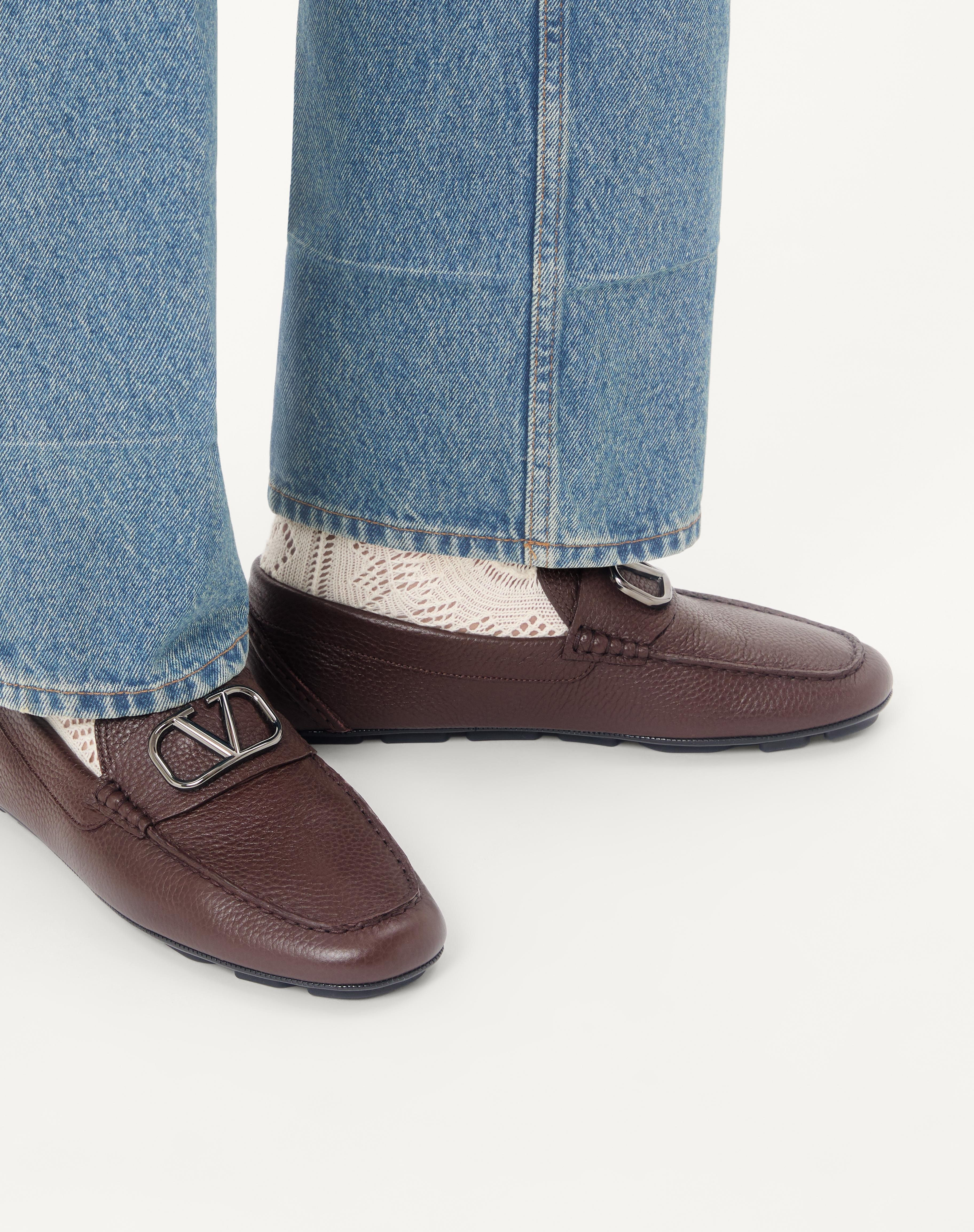 VLOGO SIGNATURE GRAINY CALFSKIN DRIVING SHOE - 2