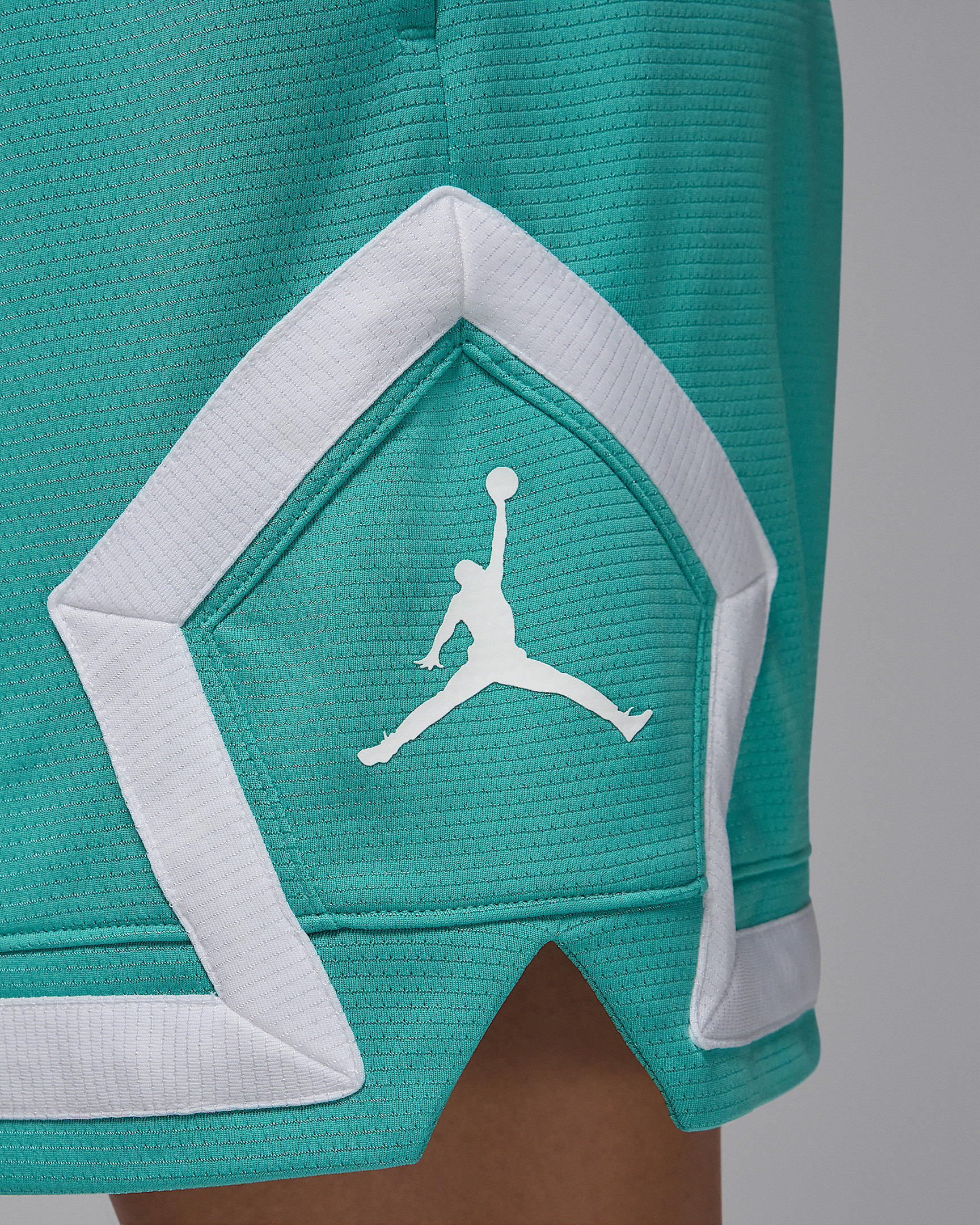 Jordan Sport Women's 4" Diamond Shorts - 6
