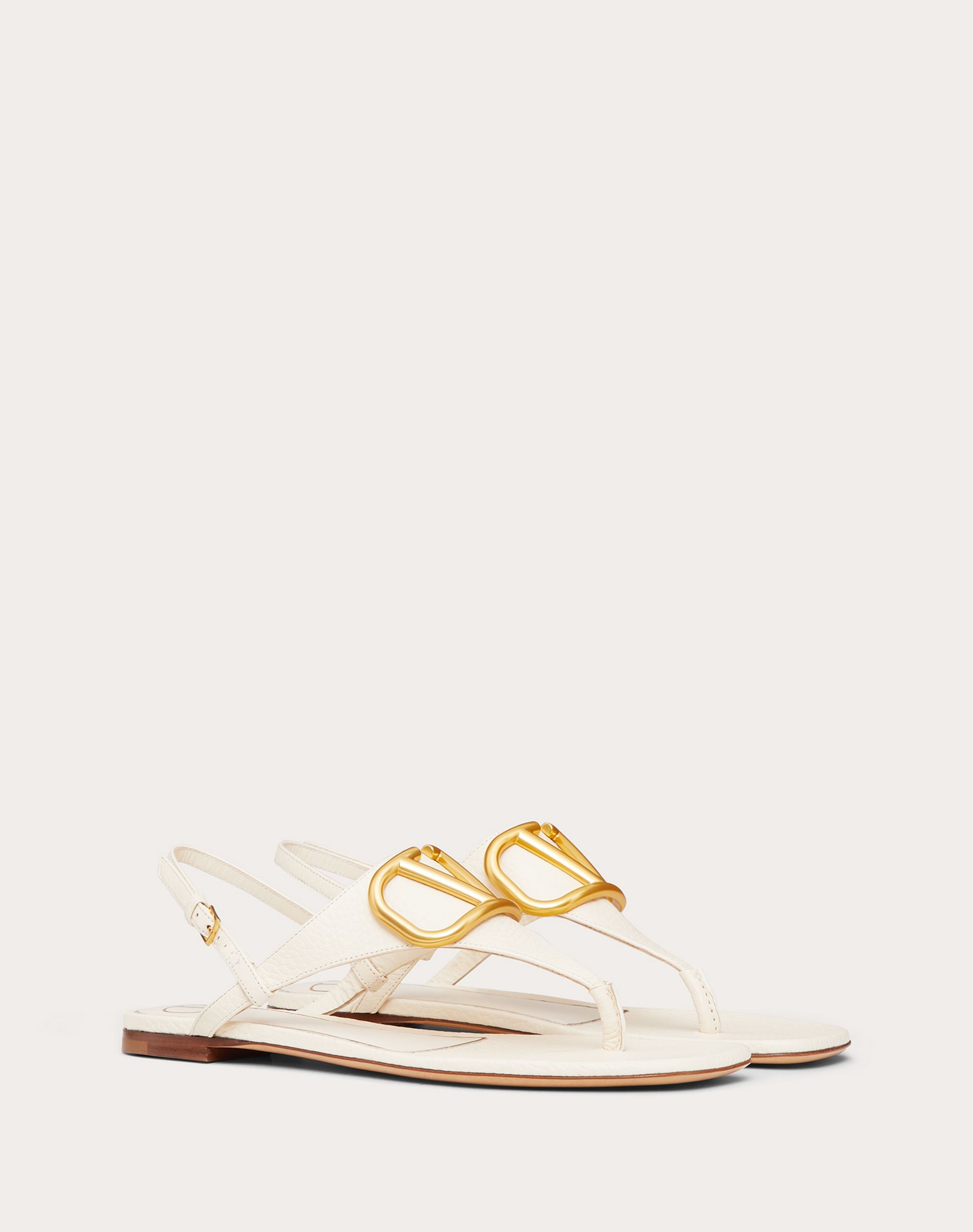 VLOGO SIGNATURE FLAT THONG SANDAL IN GRAINY CALFSKIN - 2