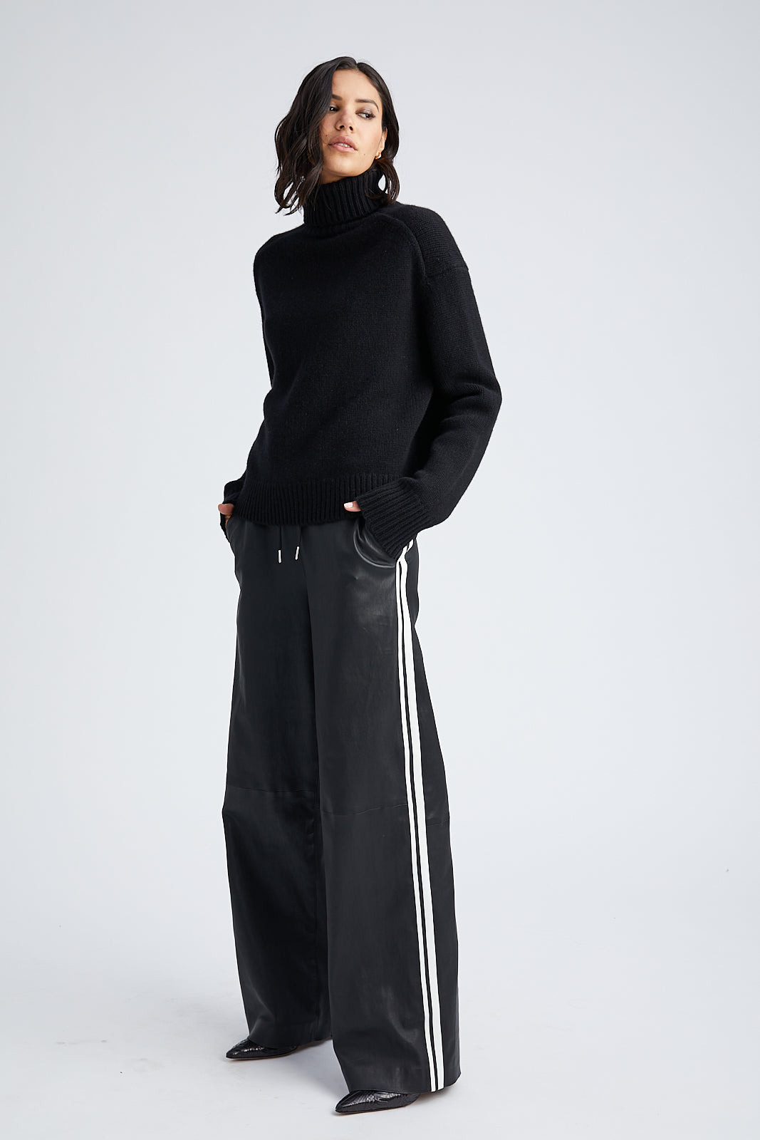BLACK CASHMERE HEAVY TURTLENECK SWEATER - 6