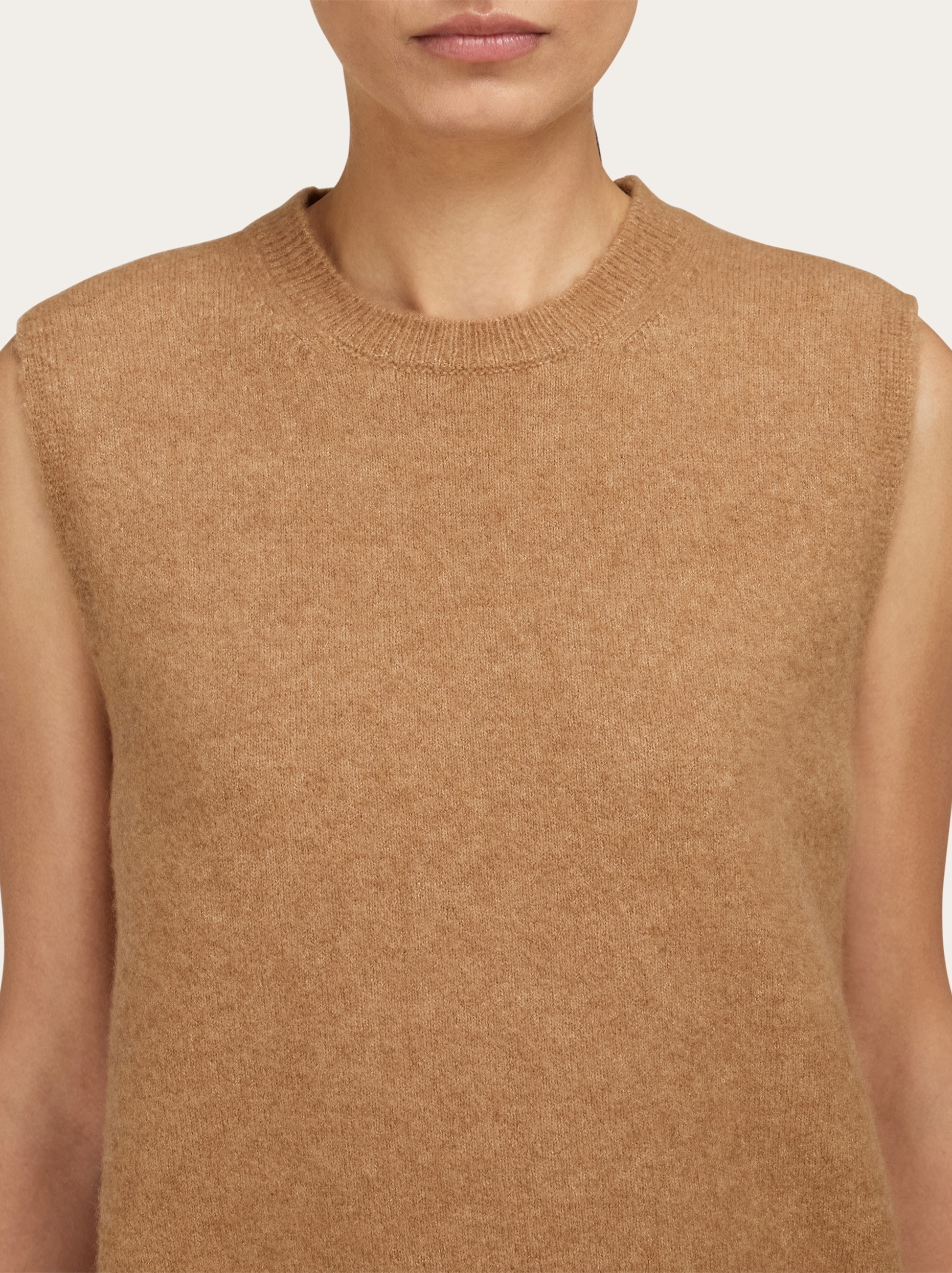 Sleeveless gilet - 5