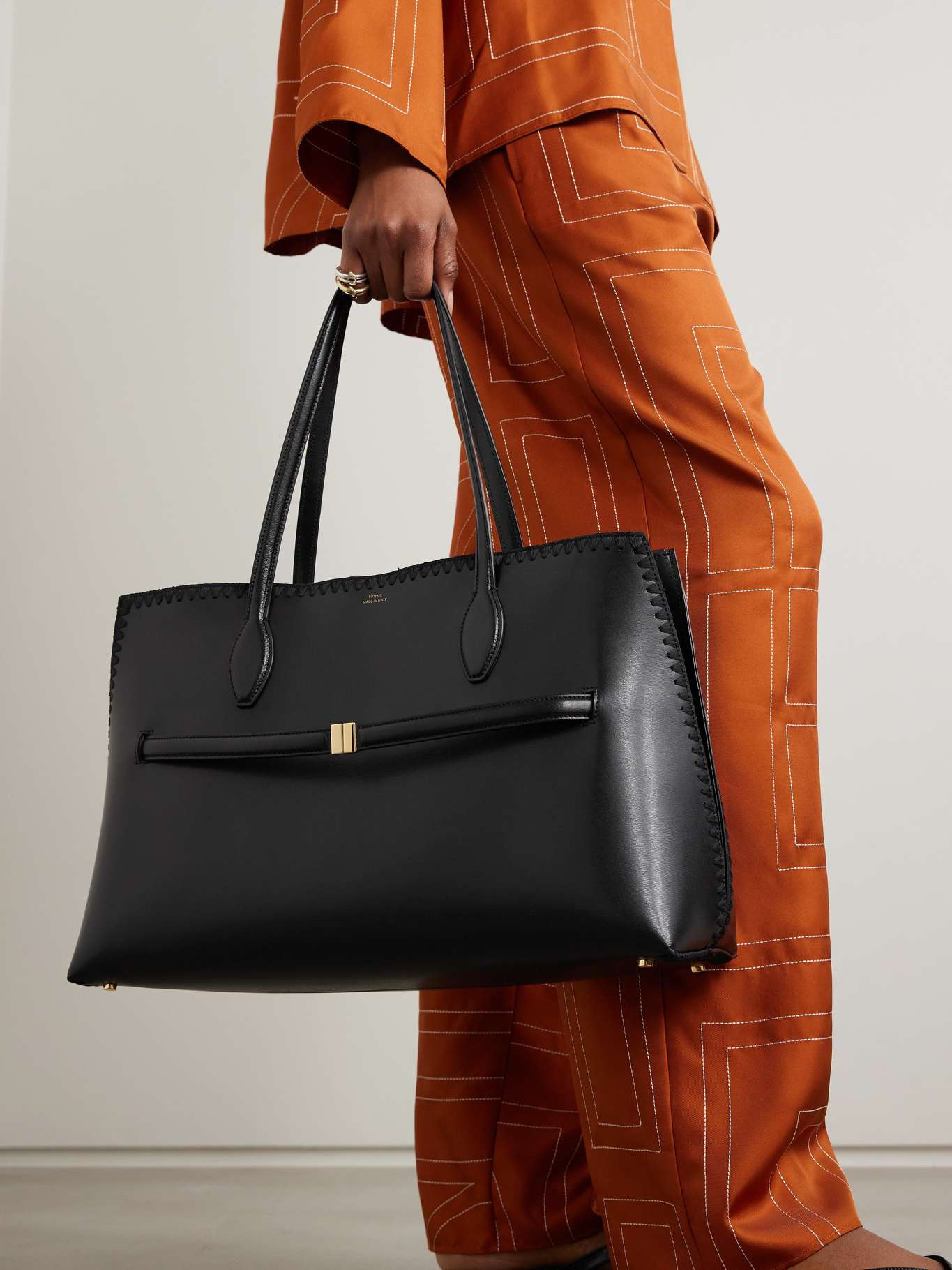 Belted whipstitched leather tote Black - 2