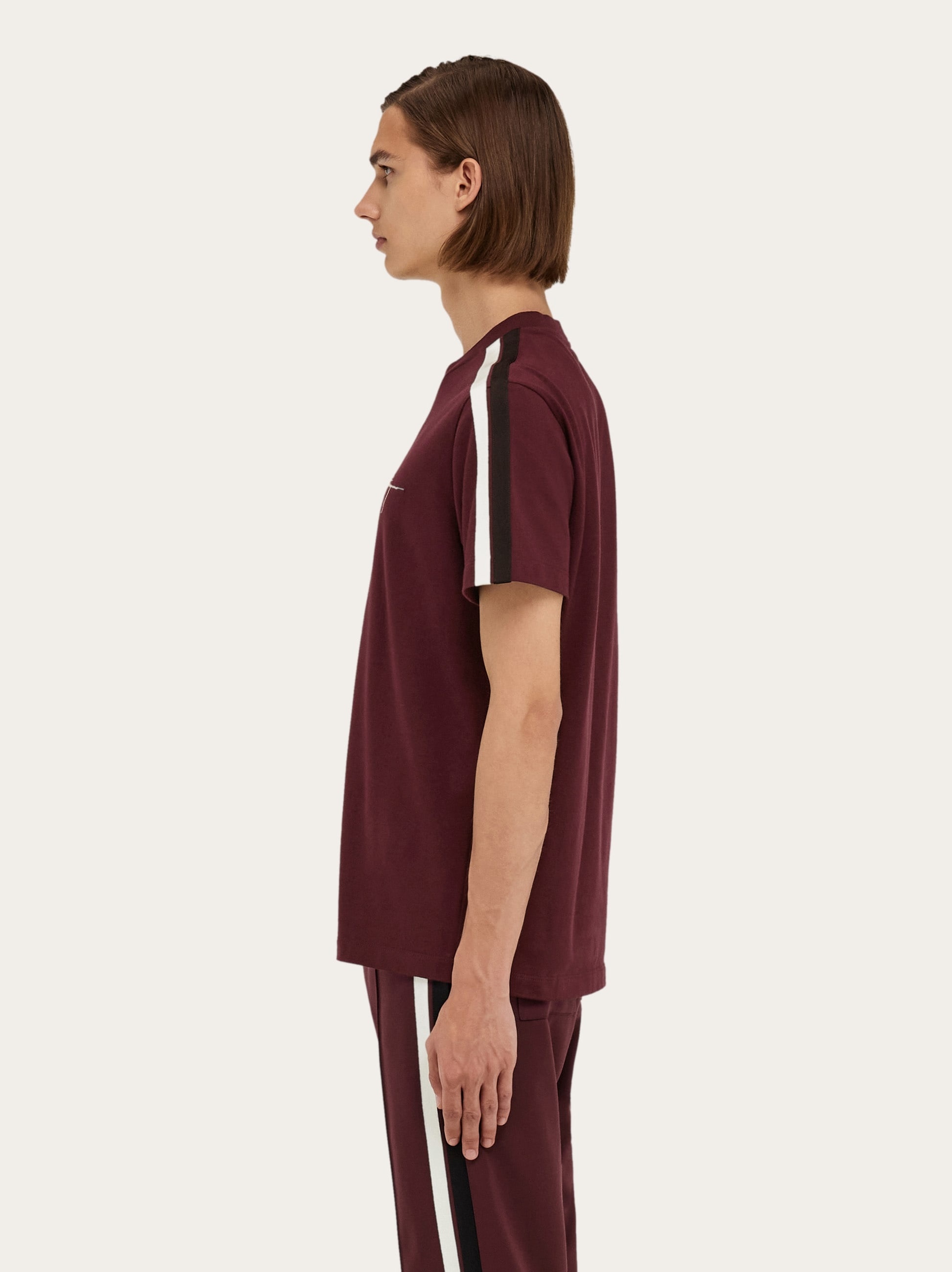 Short sleeved t-shirt with contrasting stripe - 3