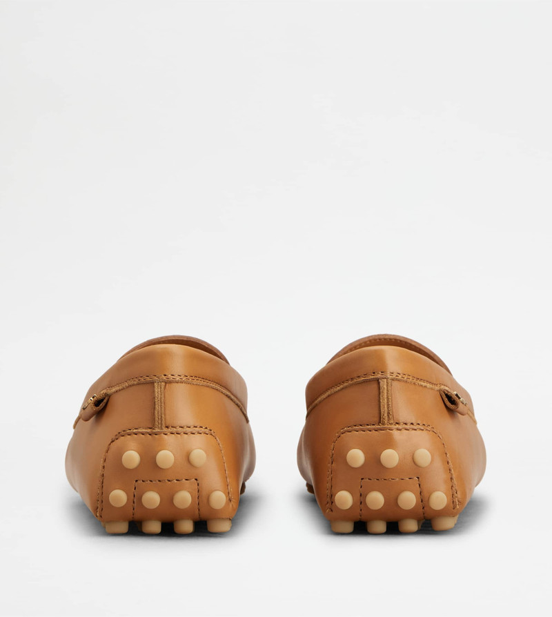 Tod's GOMMINO DRIVING SHOES IN LEATHER - BROWN outlook