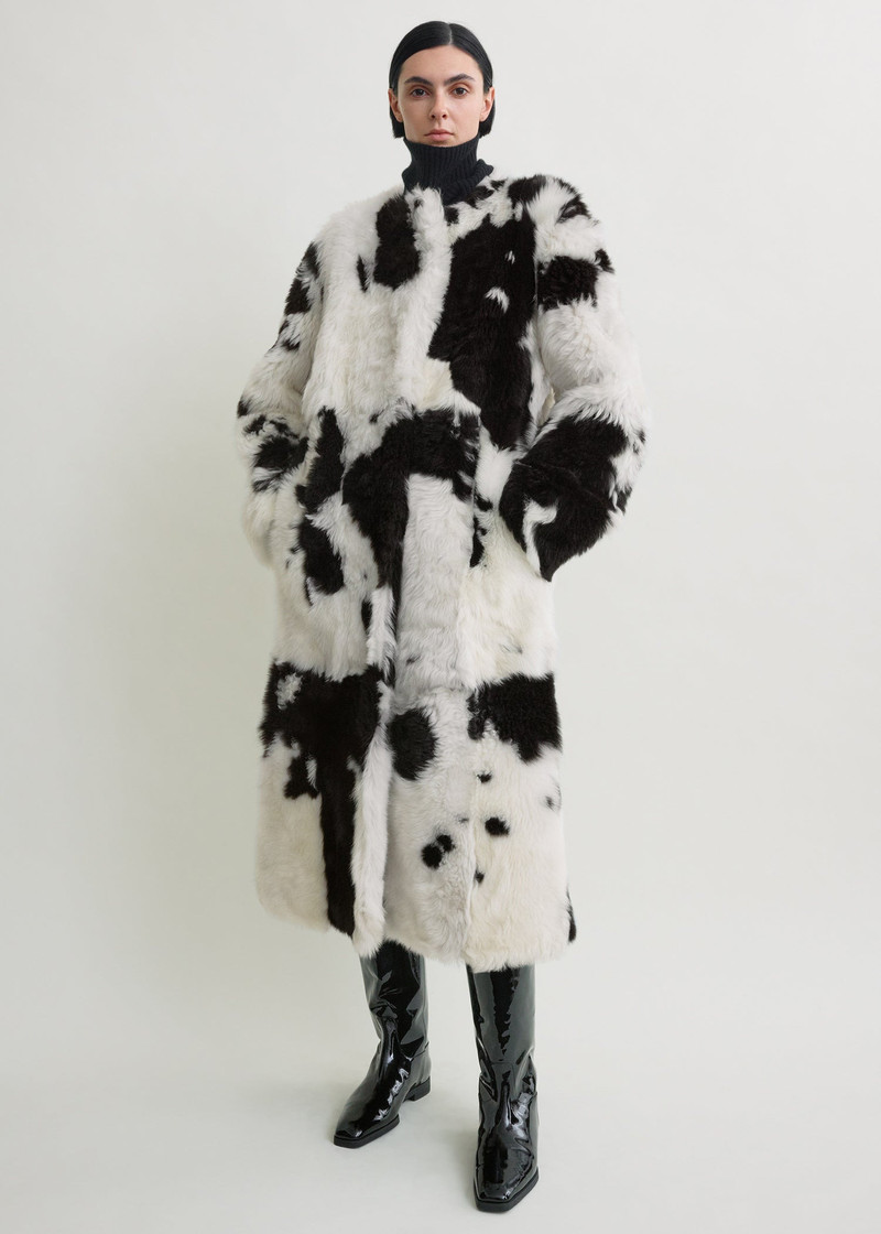TOTEME Monochrome shearling coat black/white outlook