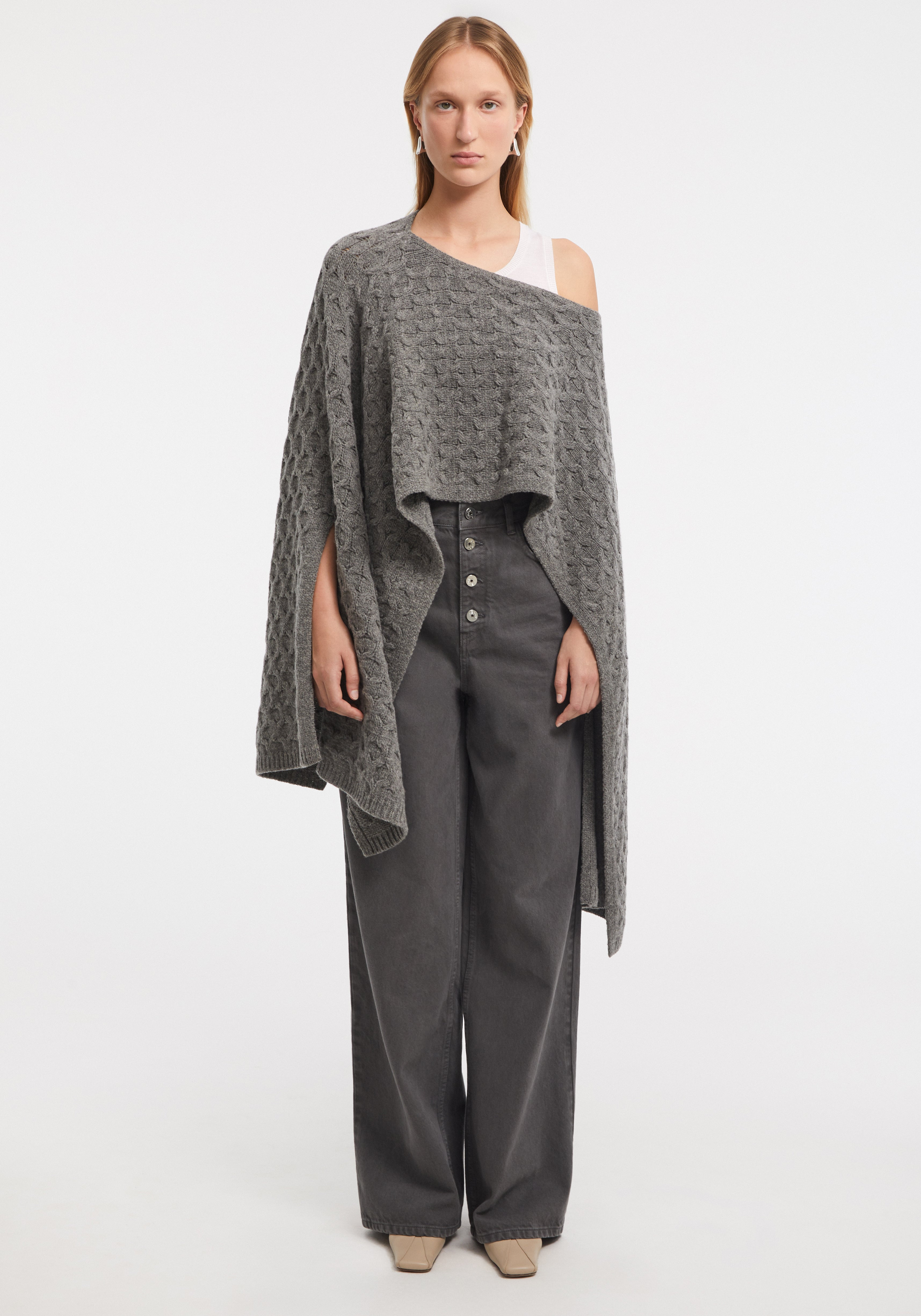 ELLIE
Cable-knit merino cape - 2