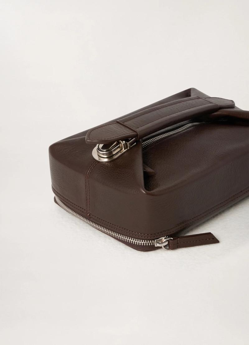 Lemaire CASE BAG VANITY
VEGETAL TANNED LEATHER outlook