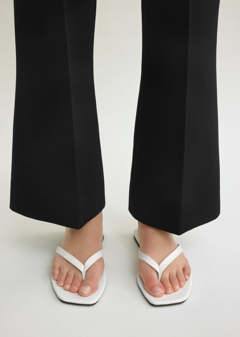 TOTEME Croco-embossed flip flops off-white outlook