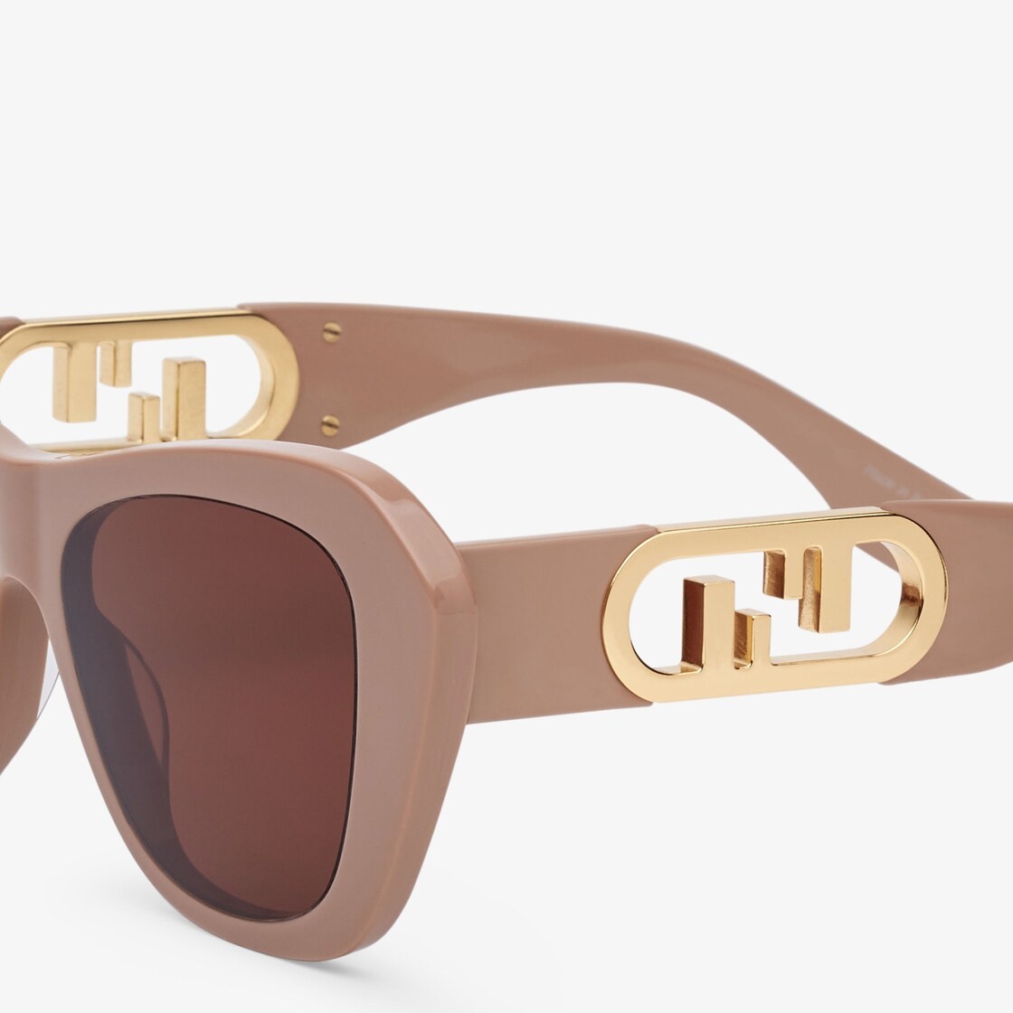 Butterfly O’Lock sunglasses in pink acetate. Temples with gold-colored metal O’Lock and pink lenses. 3