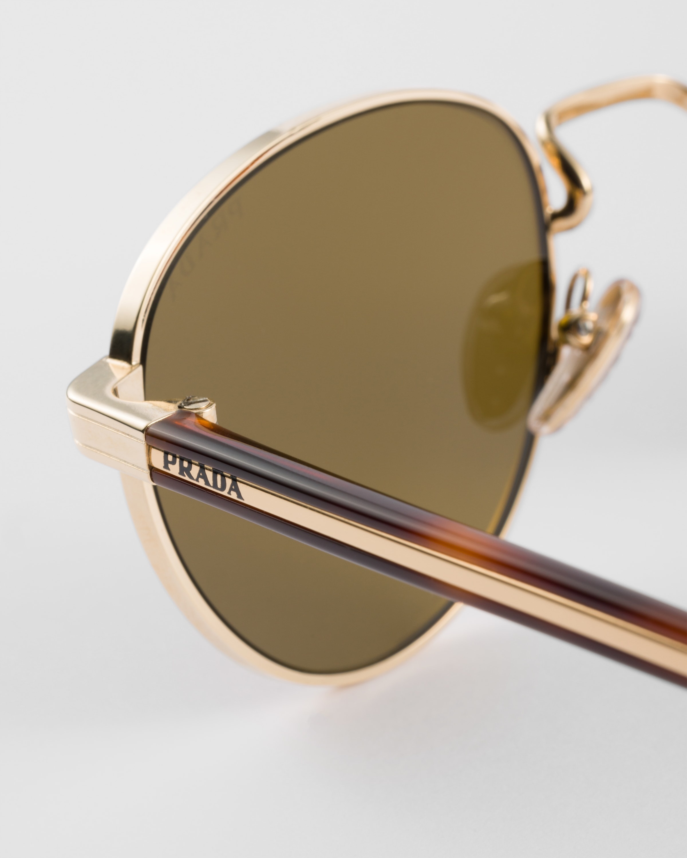 Sunglasses with the iconic metal plaque - 5