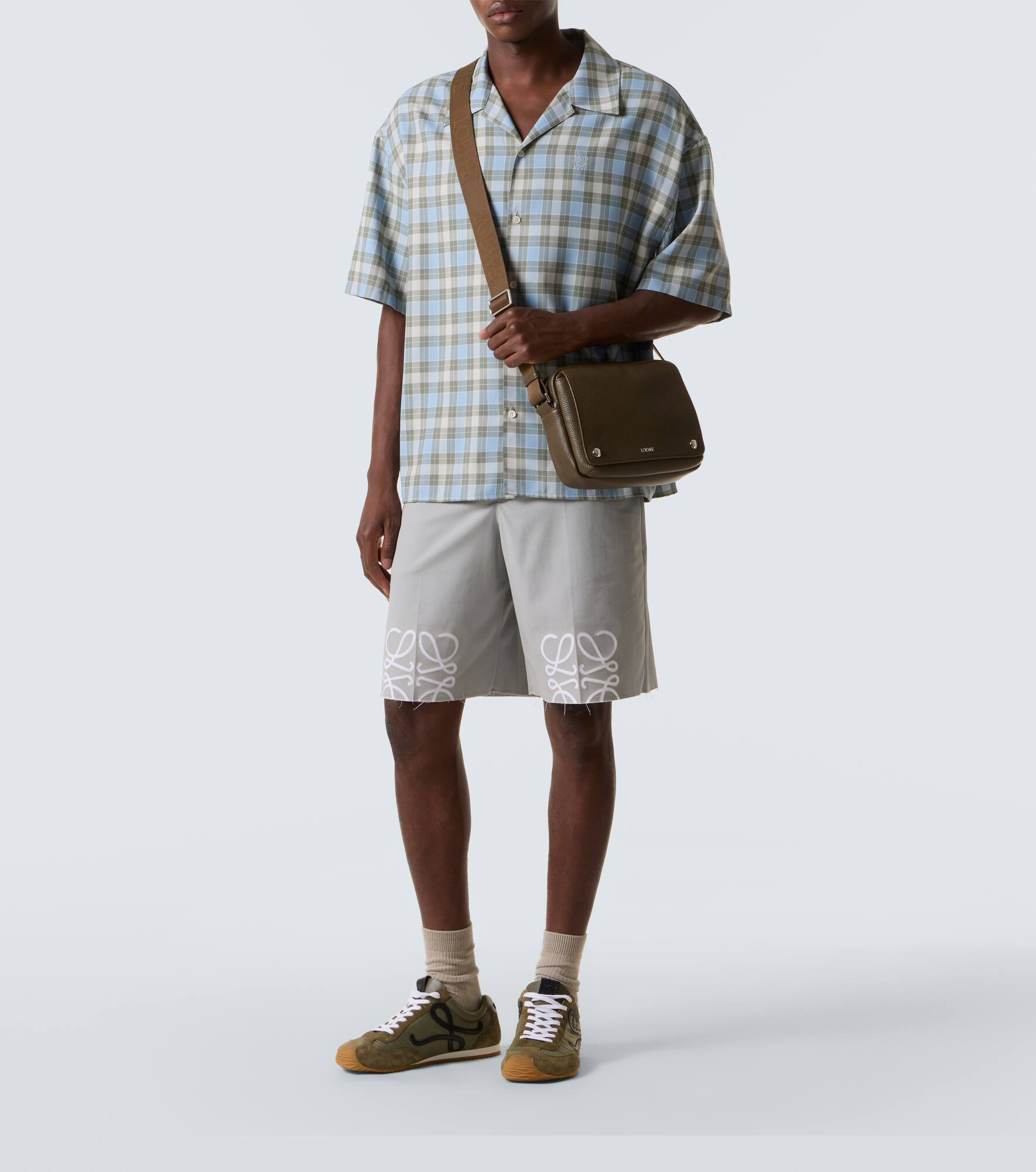 Pebble Medium leather messenger bag - 7