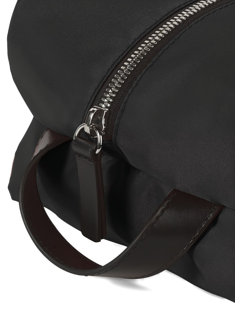 logo-detail luggage 3