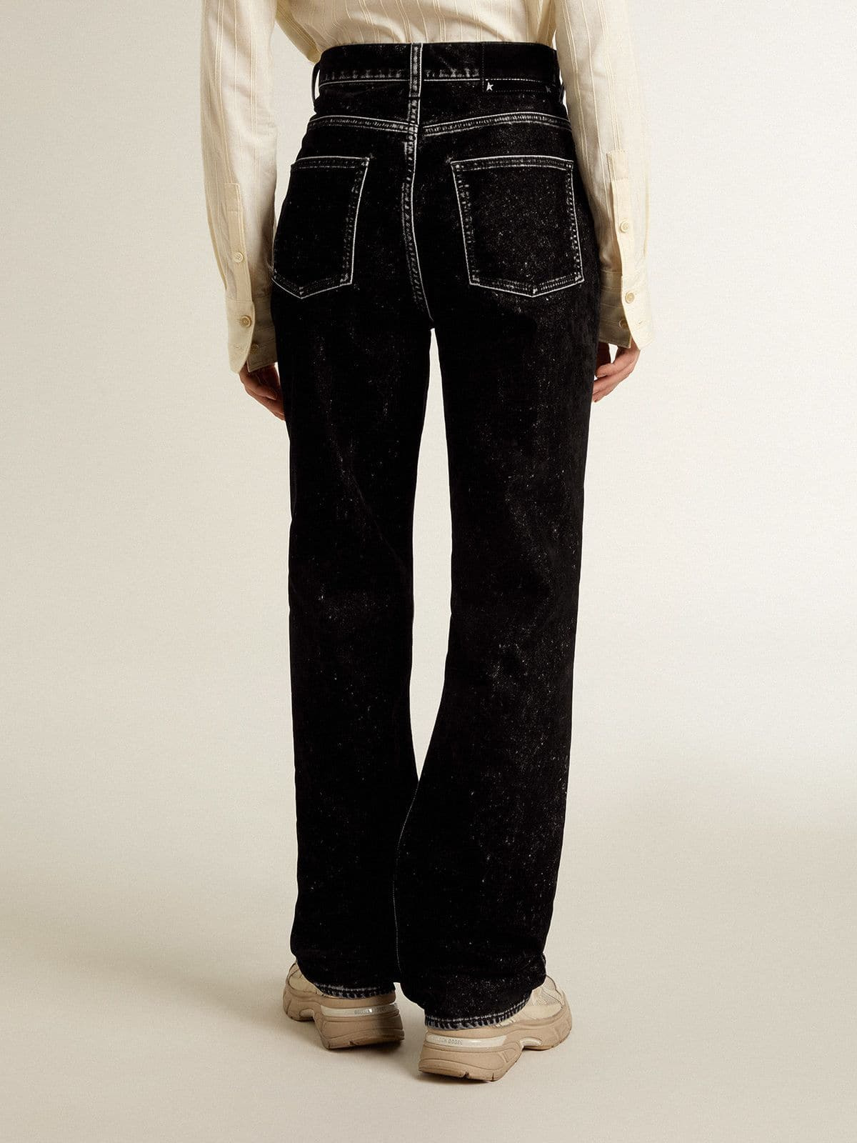 Women's black jeans with a velvet-like wash effect - 4