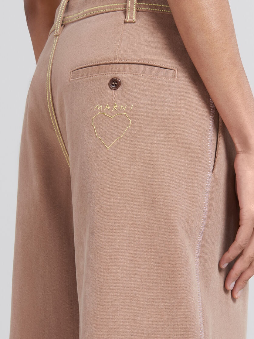 BROWN ORGANIC DENIM TROUSERS WITH CONTRAST STITCHING - 4
