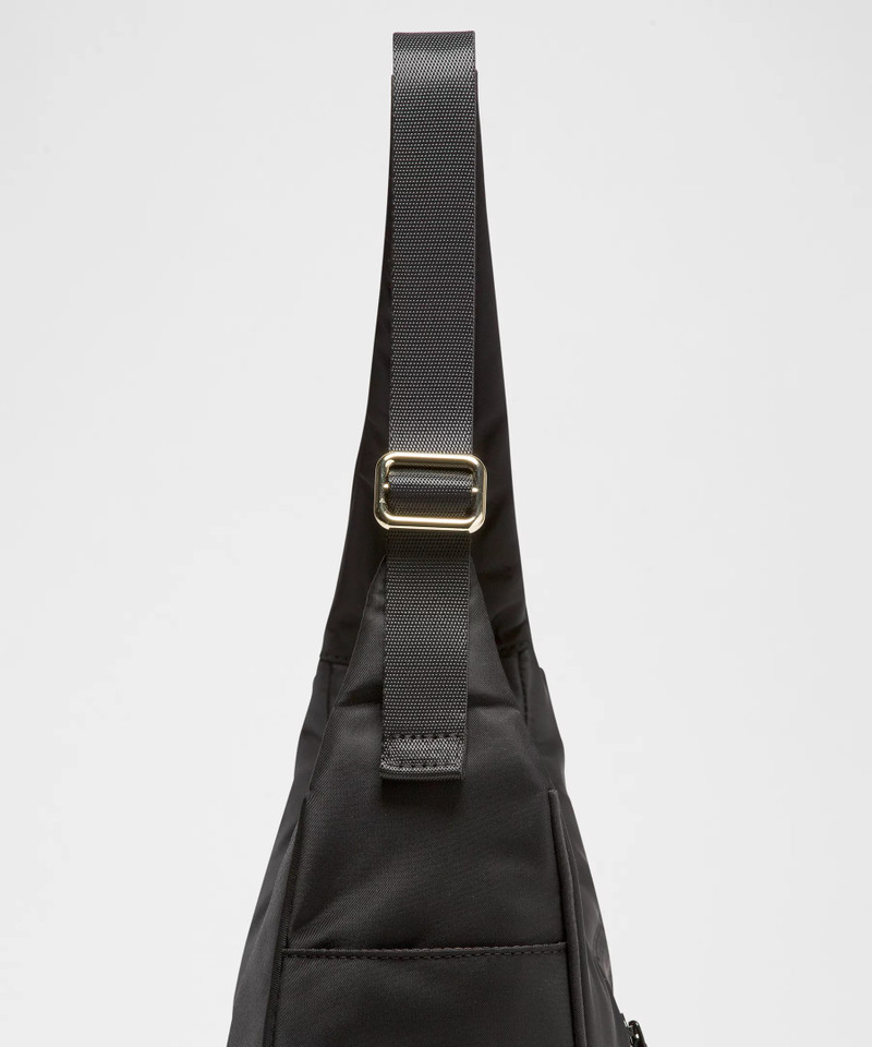 City Essentials Shoulder Bag 4L 4