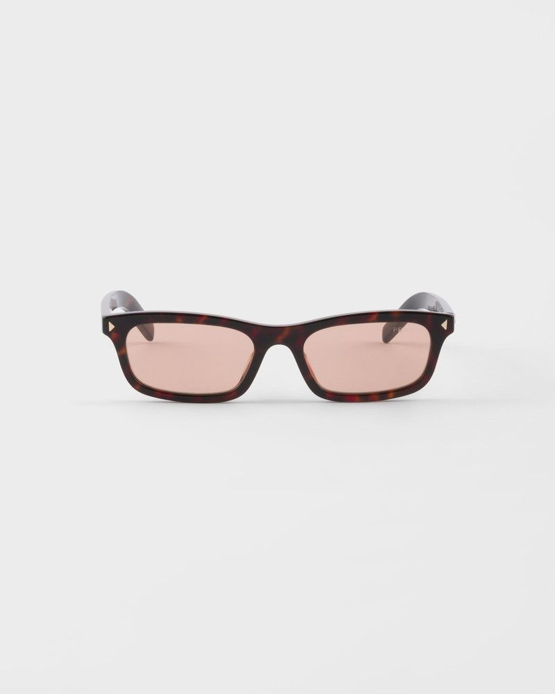 Sunglasses with the iconic metal plaque 1