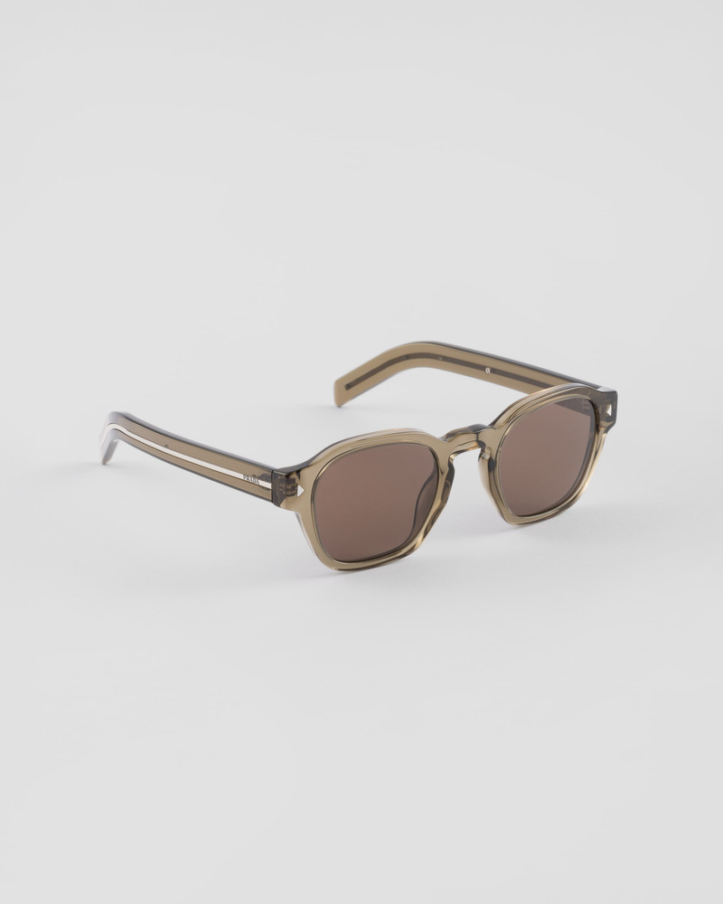 Sunglasses with the iconic metal plaque 3