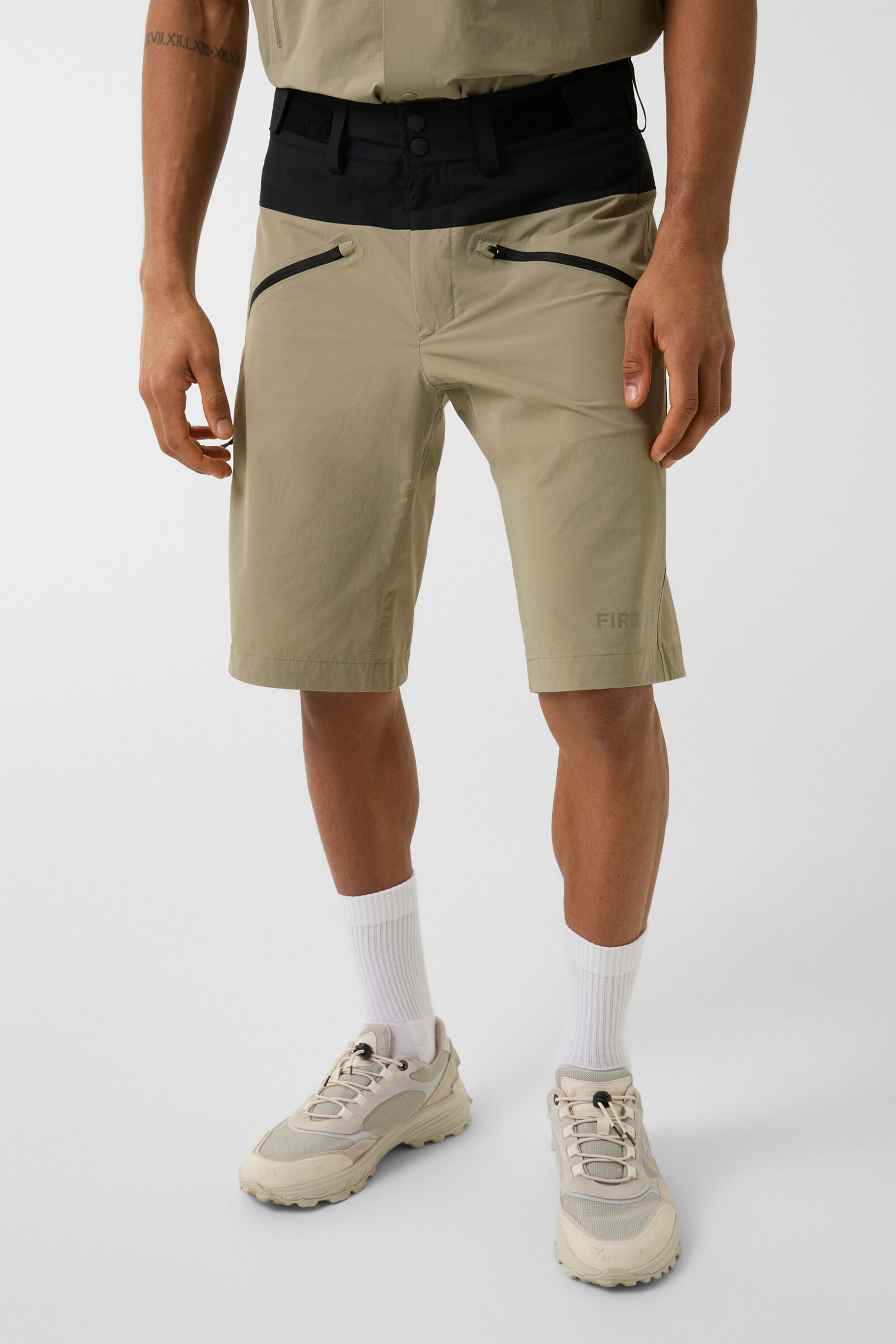 Cewan Functional shorts in Beige/Black - 2