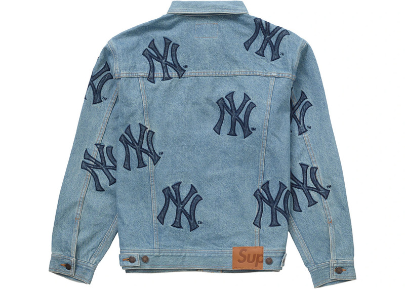 Supreme Supreme x New York Yankees Denim Trucker Jacket Washed Blue outlook