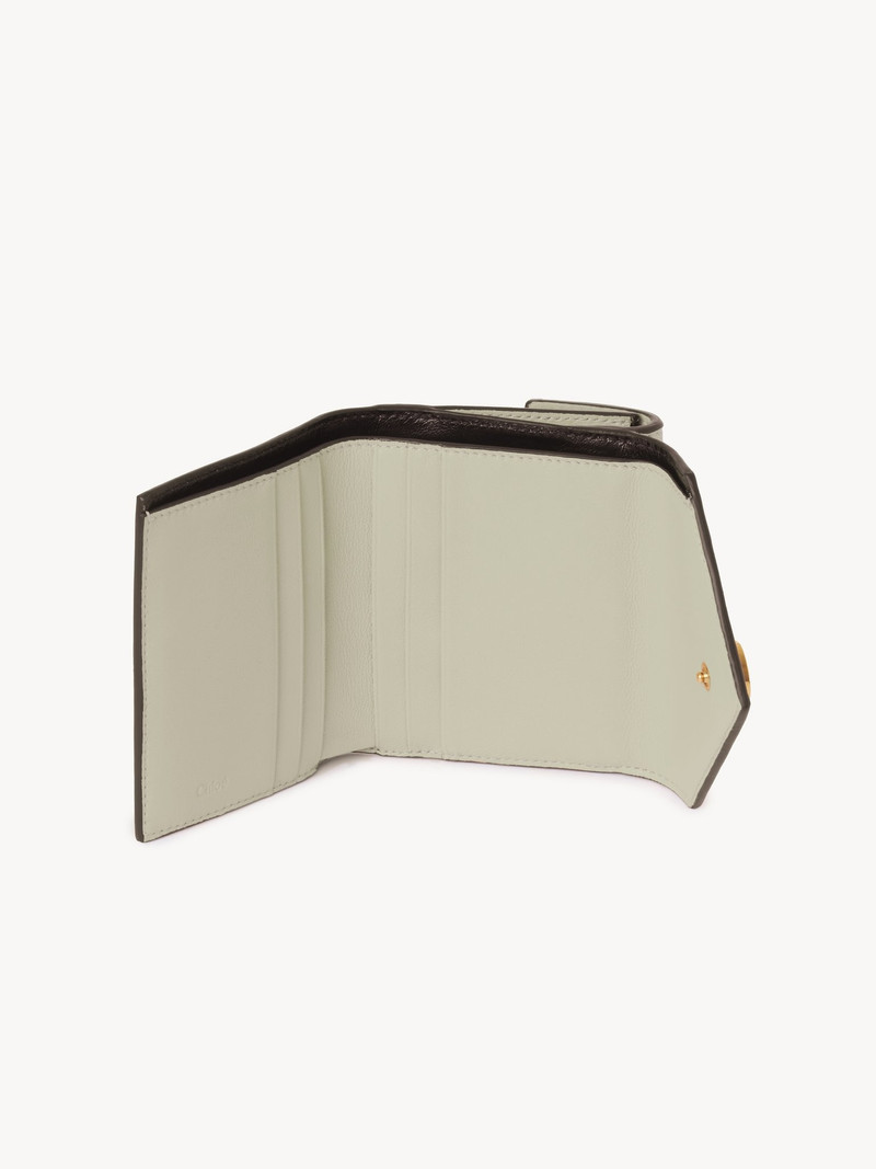 Chloé SMALL ENVELOPE TRI-FOLD IN GRAINED LEATHER outlook