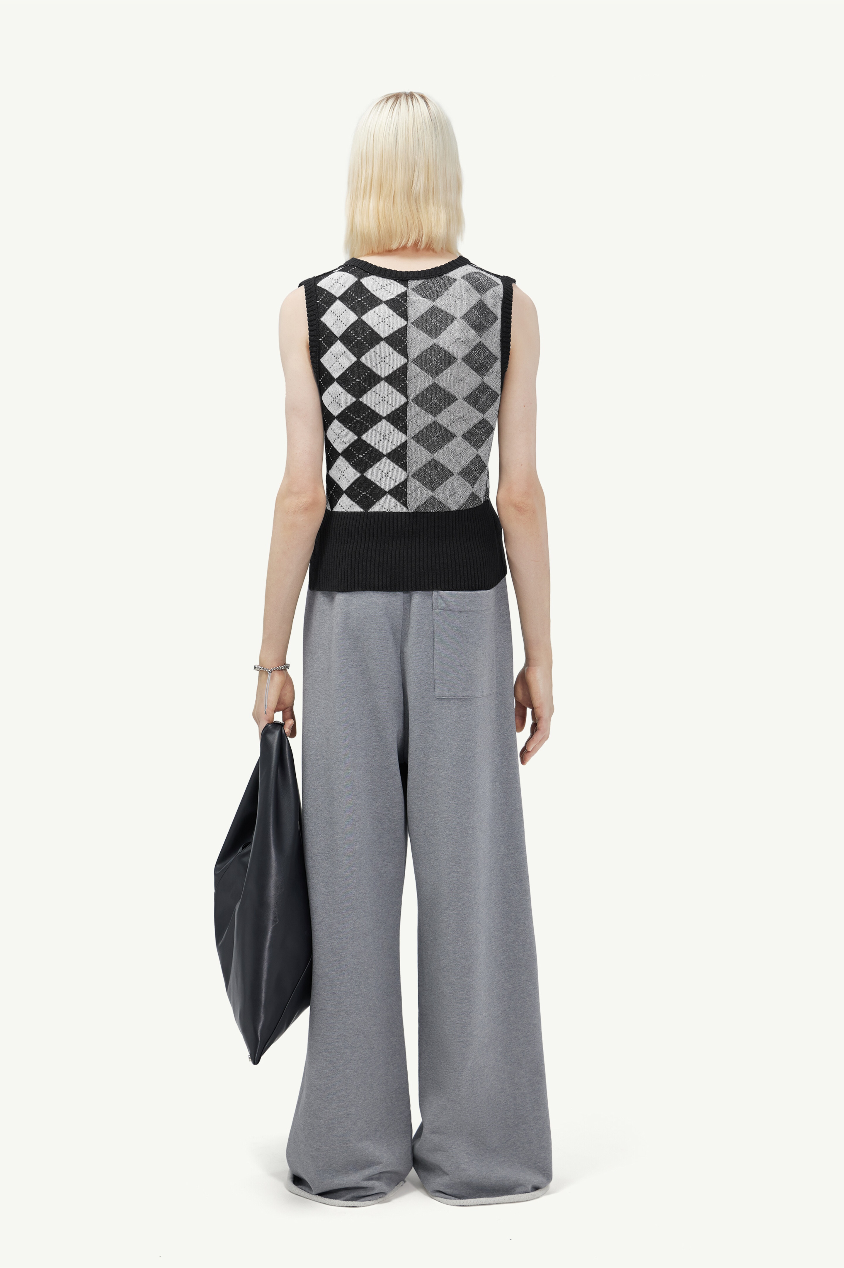 Sleeveless V-neck argyle jumper - 4