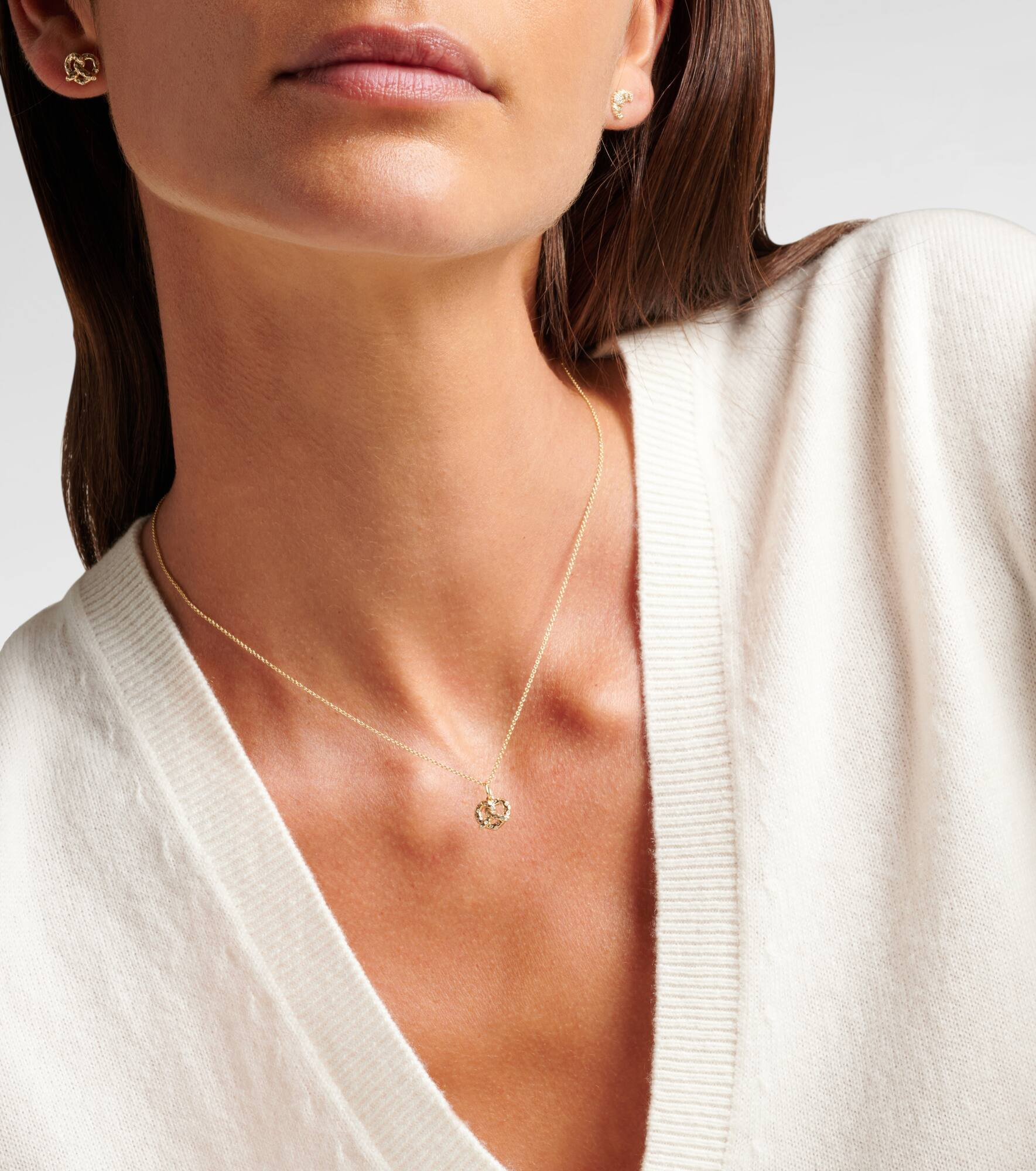 Pretzel 14kt gold charm necklace with diamonds - 3