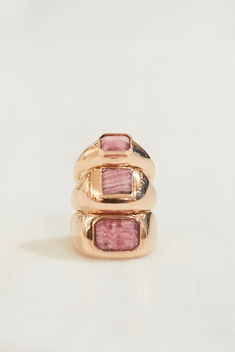 GABRIELA HEARST Large Ring in 18k Gold & Pink Marble Stone outlook