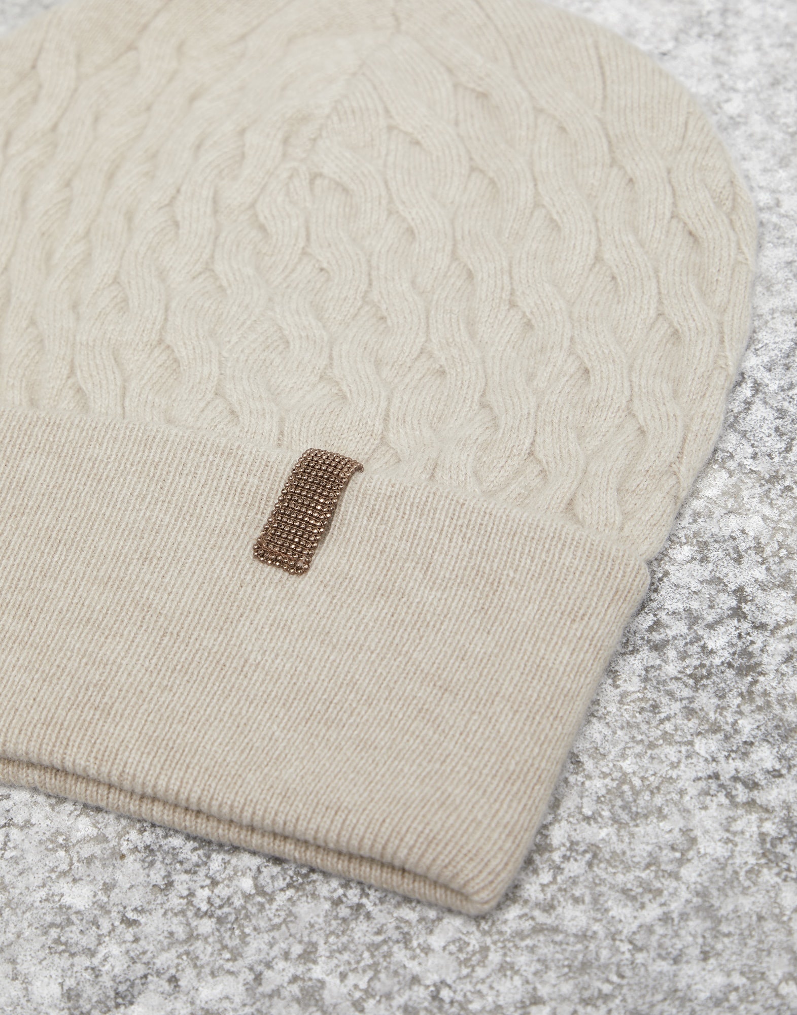 Virgin wool, cashmere and silk cable knit beanie with shiny tab - 2
