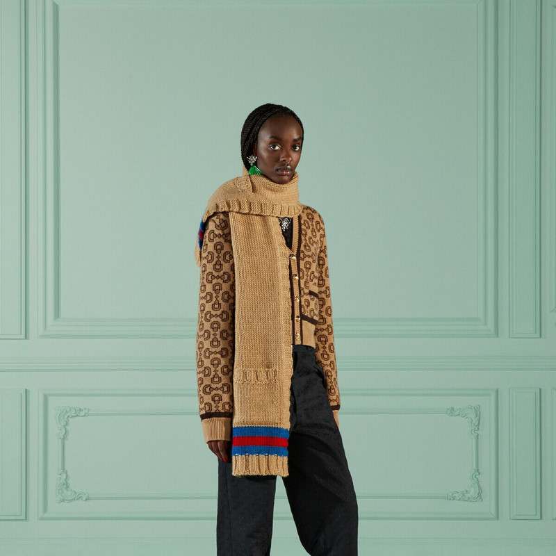 Wool scarf with pockets 3