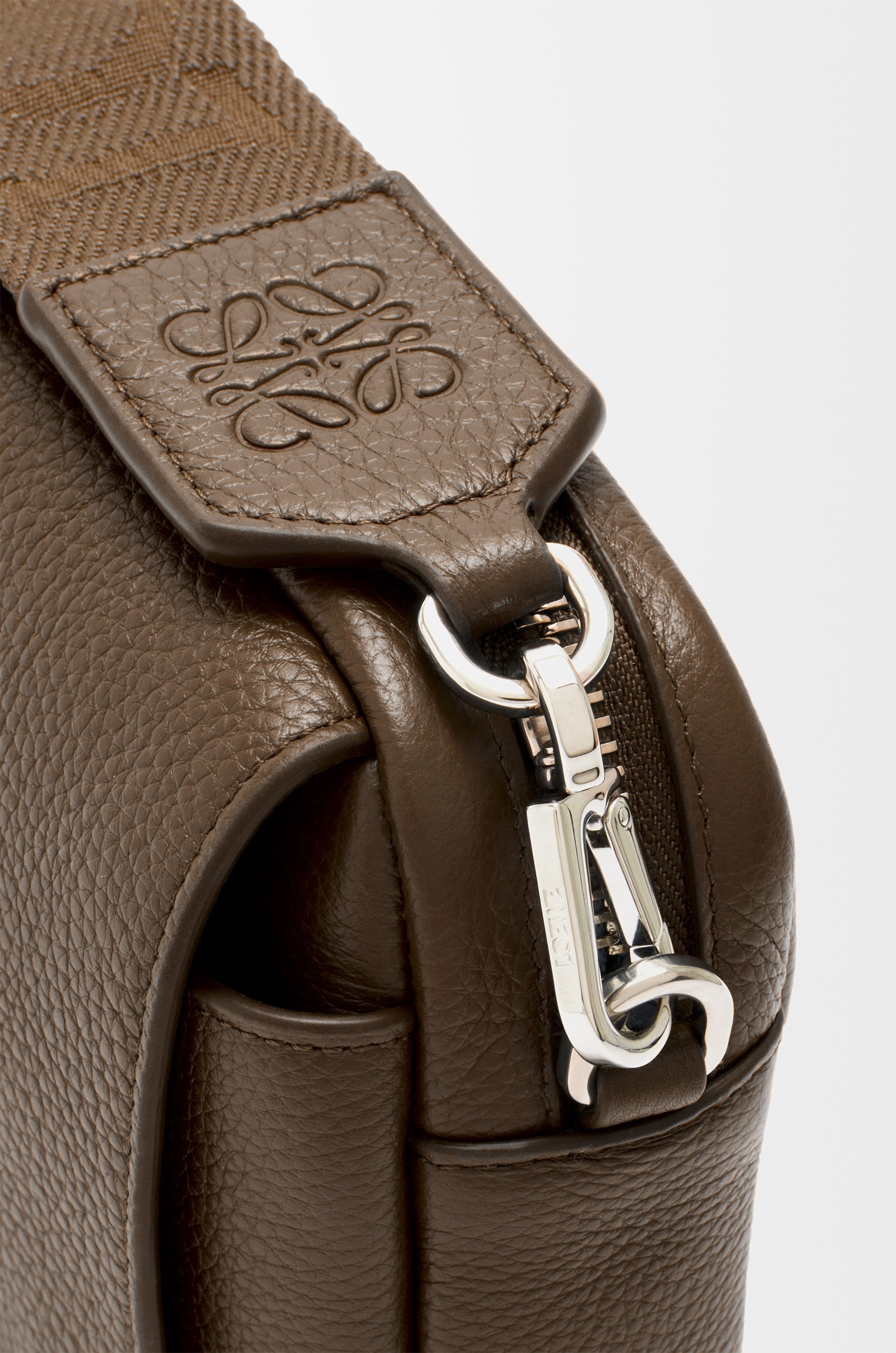 Small Pebble messenger bag in supple grained calfskin - 5
