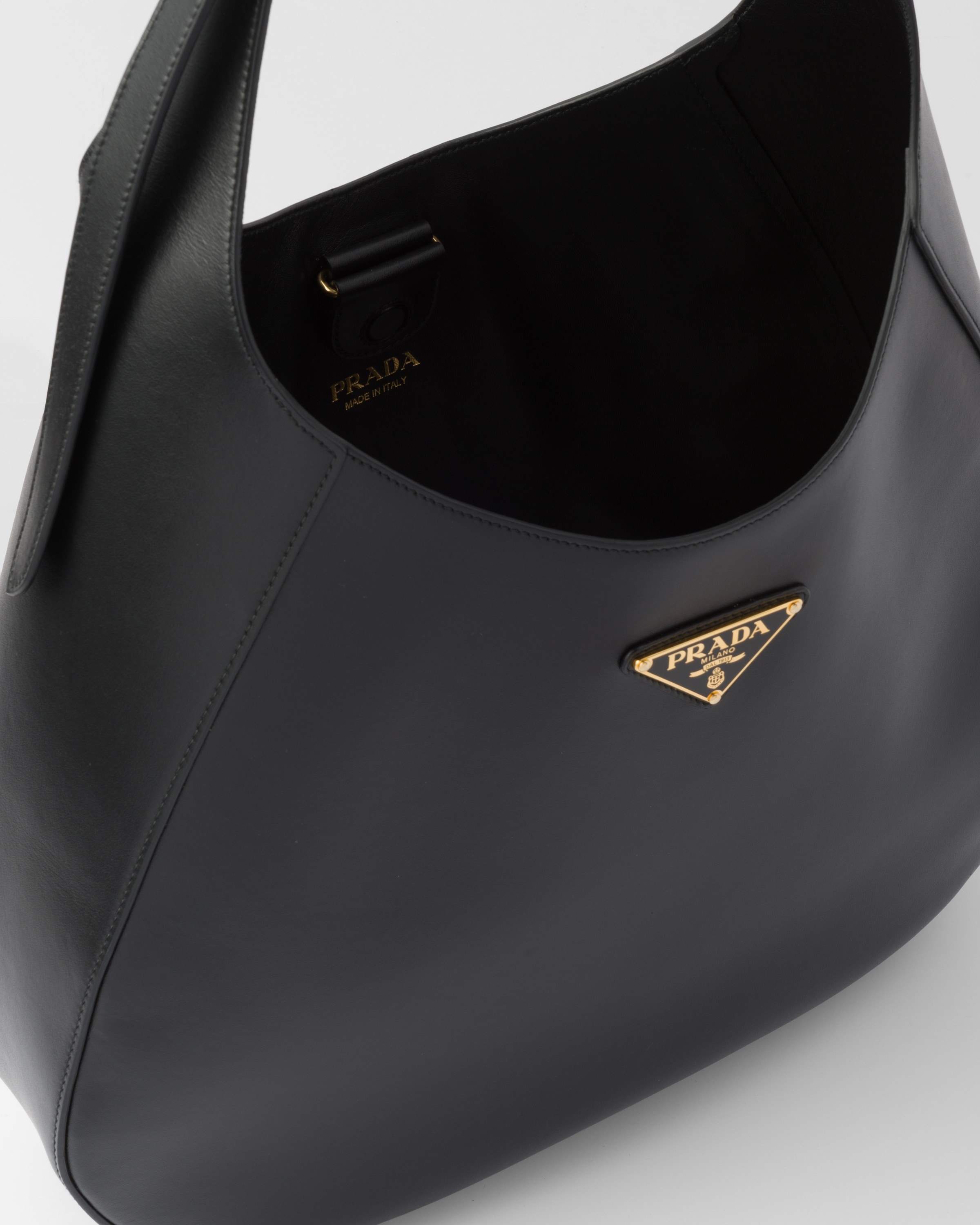 Large leather shoulder bag with topstitching - 5