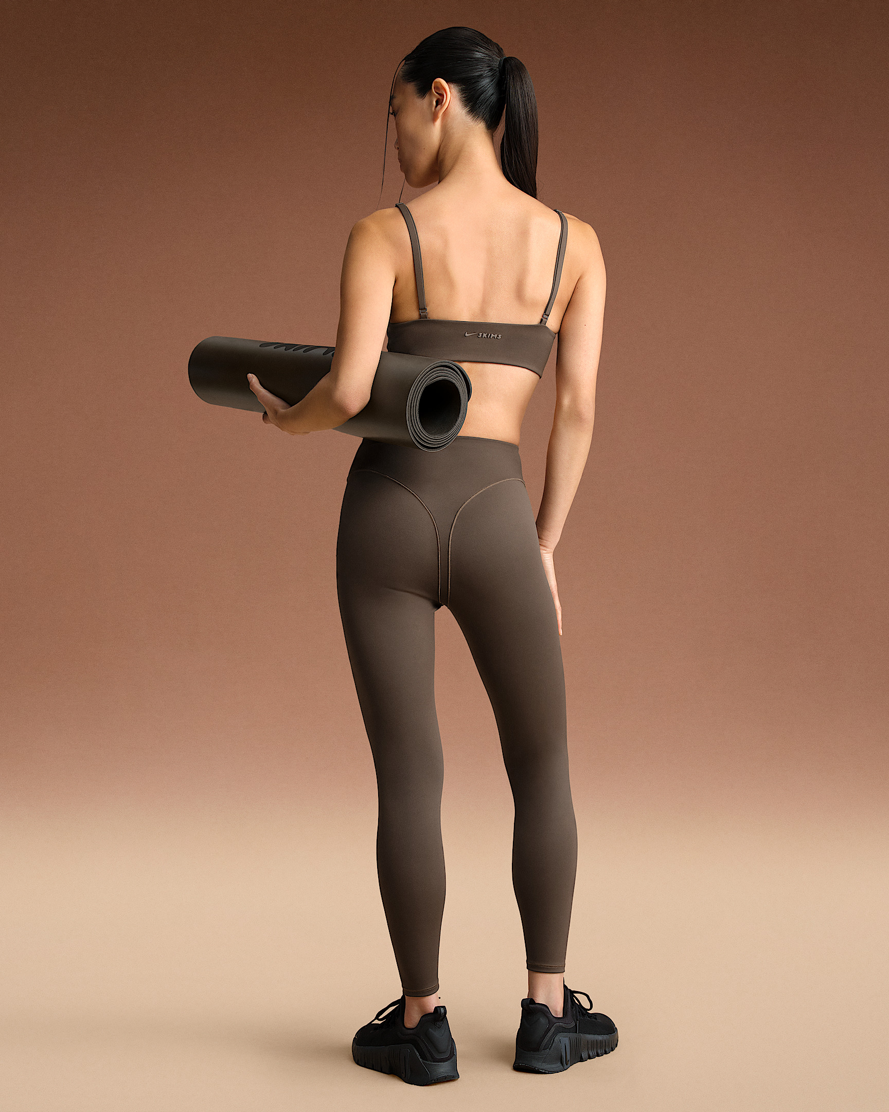 NikeSKIMS Matte Women's High-Waisted V-Line 26" Leggings - 4