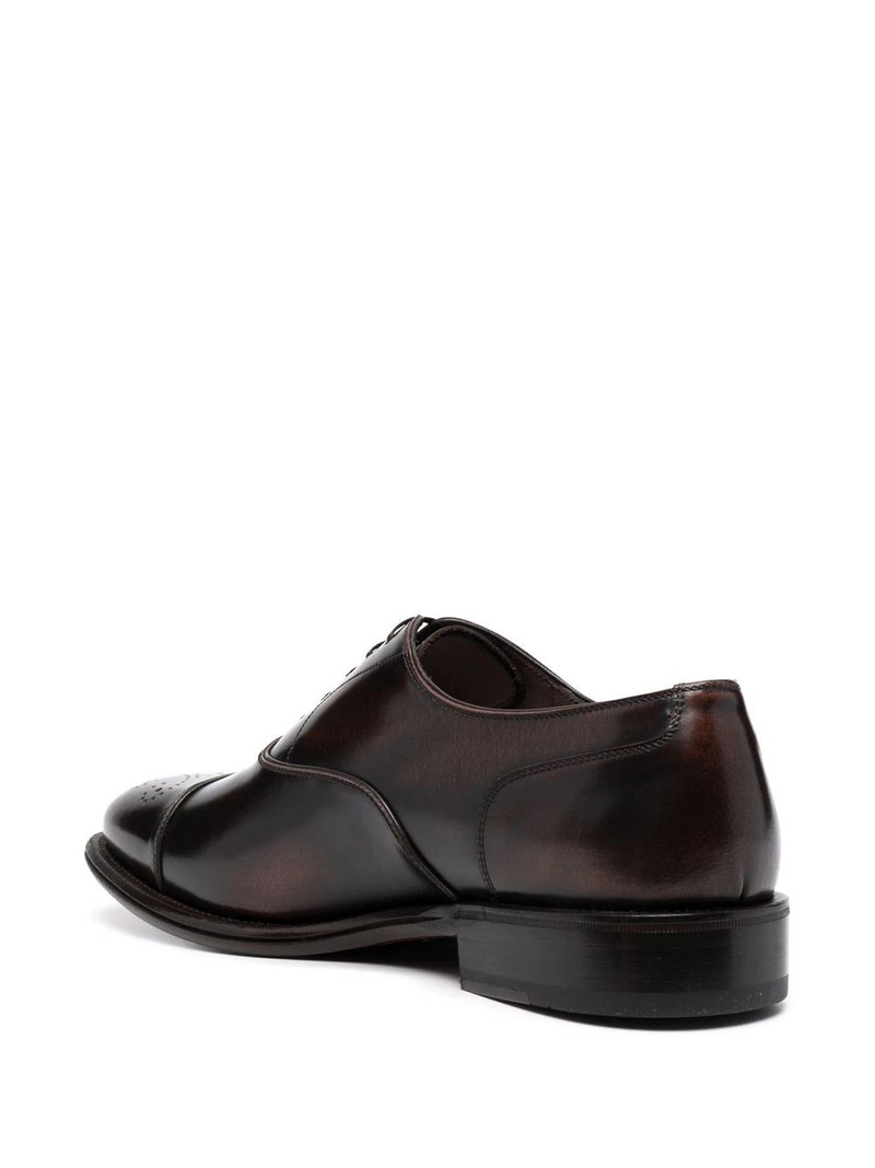 관통되는 디자인 brogues 3