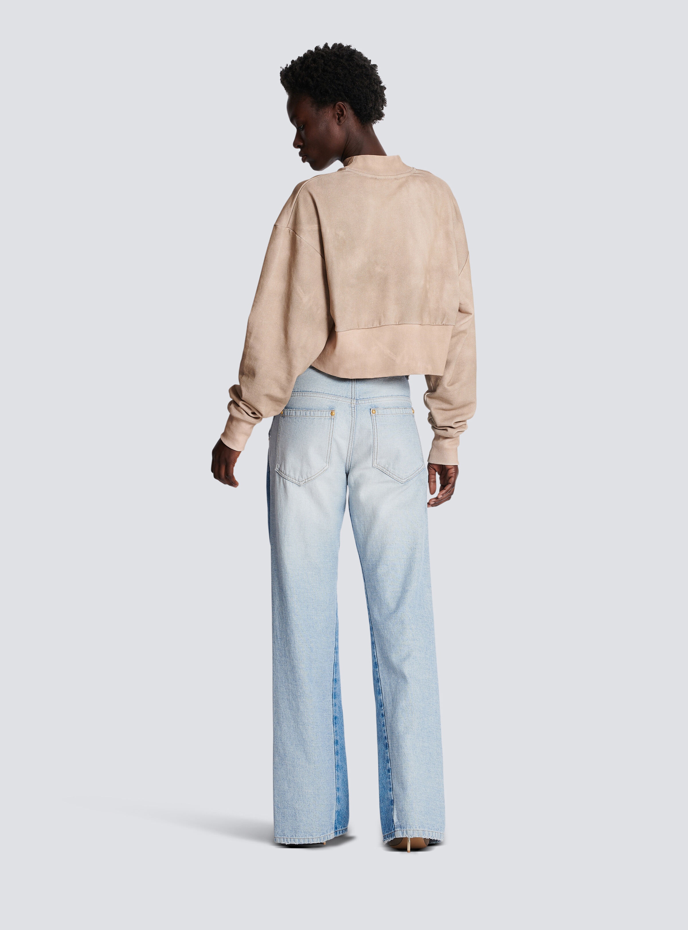 Eco-responsible cotton cropped sweatshirt with Balmain logo print - 4